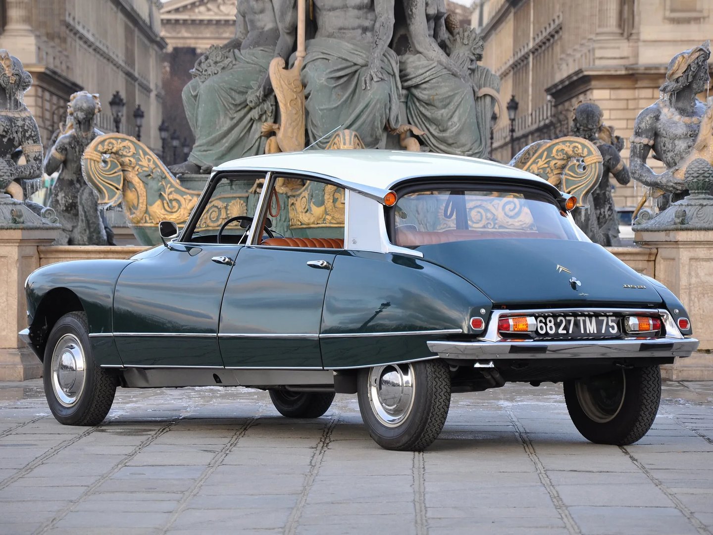Citroen_DS_1_generation_restyling_1__Sedan__3.jpg