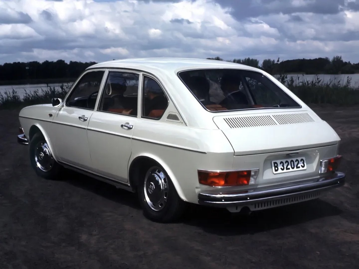 Volkswagen_Type_4_1_generation__Sedan__1.jpg