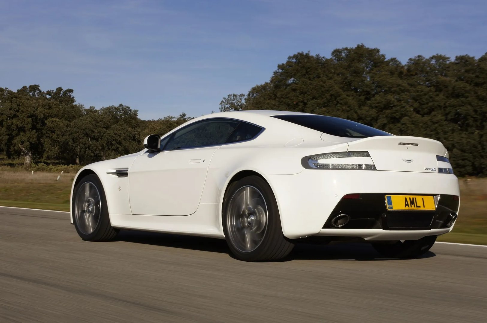 Aston Martin_Vantage_3_generation_restyling_2__Coupe__3.jpg