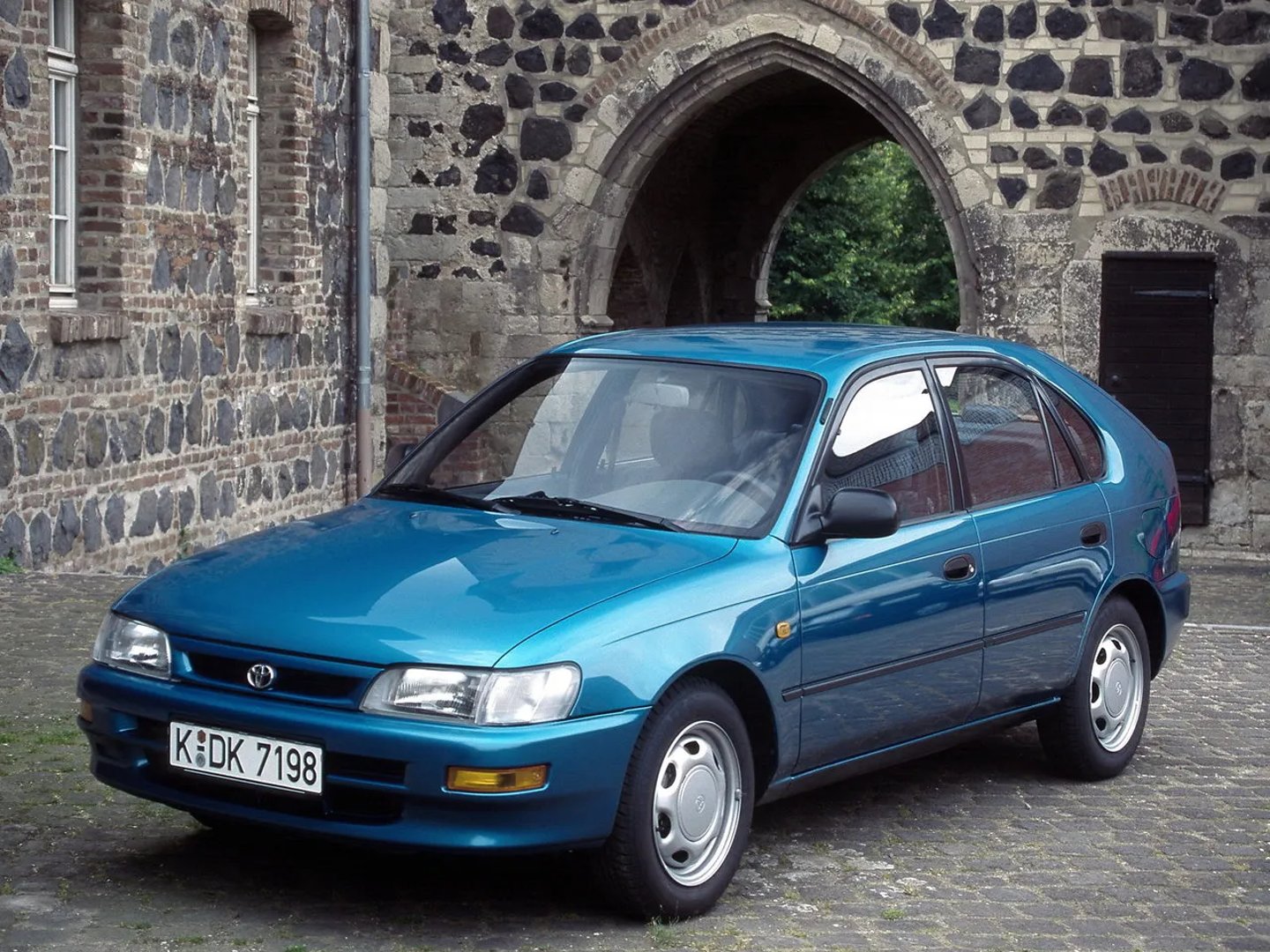 Toyota_Corolla_7_generation__Hatchback_5-door__1.jpg