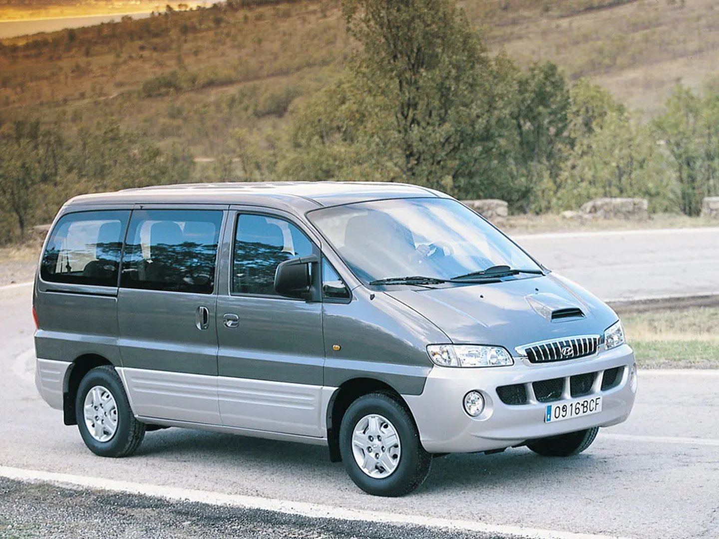 Hyundai_i800_1_generation__Minivan__4.jpg