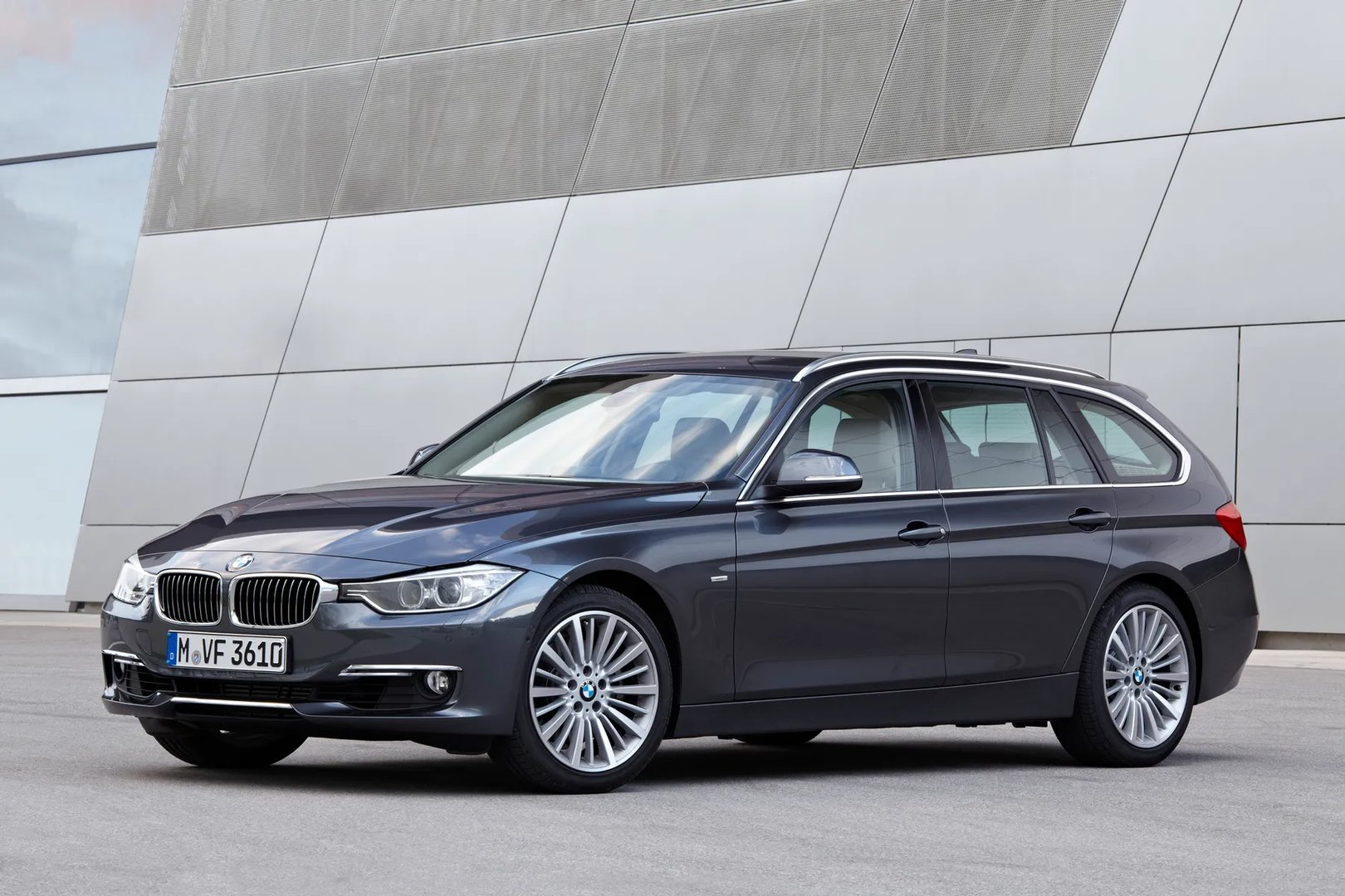 BMW_3_series_6_generation__Estate_5-door__6.jpg