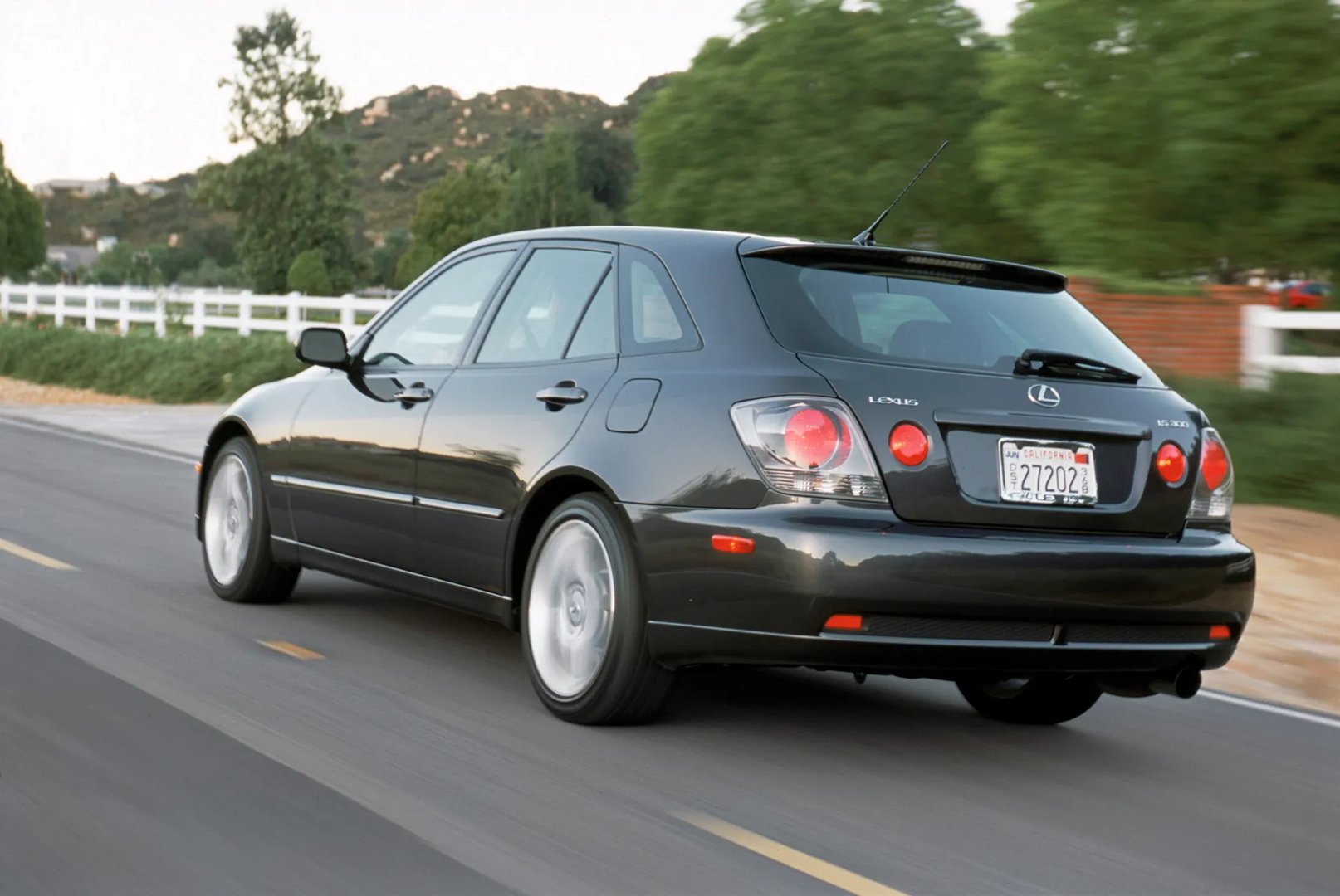 Lexus_IS_1_generation__Estate_5-door__1.jpg
