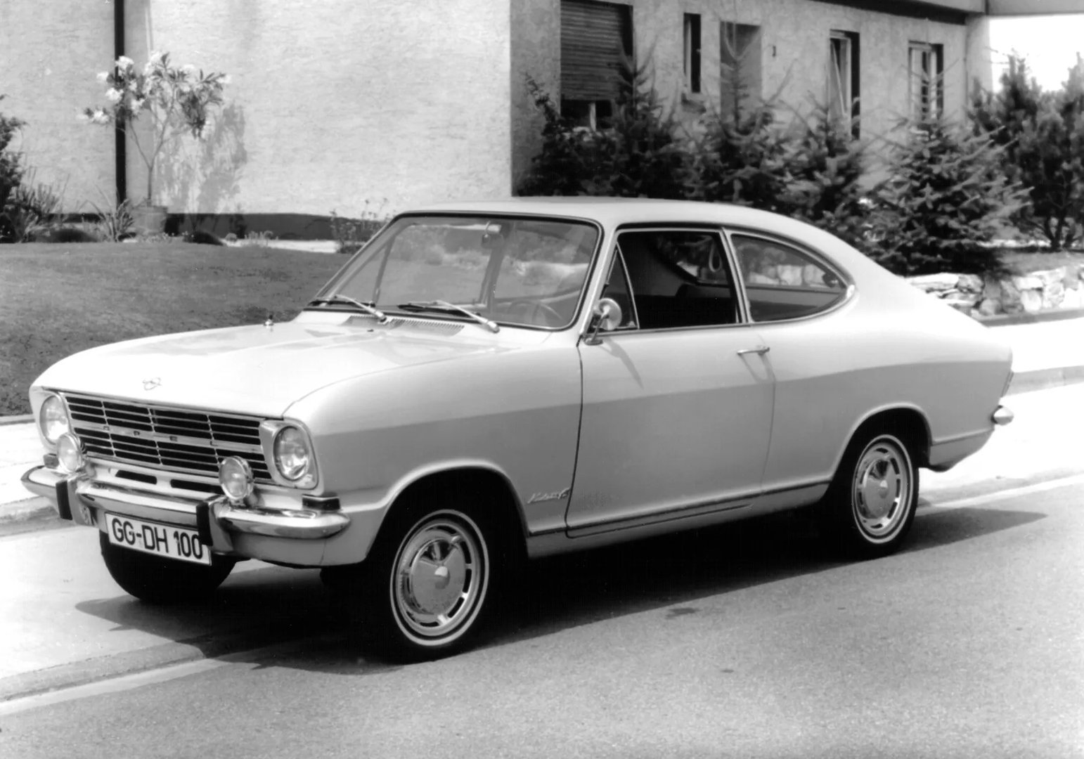Opel_Kadett_2_generation__Coupe__10.jpg