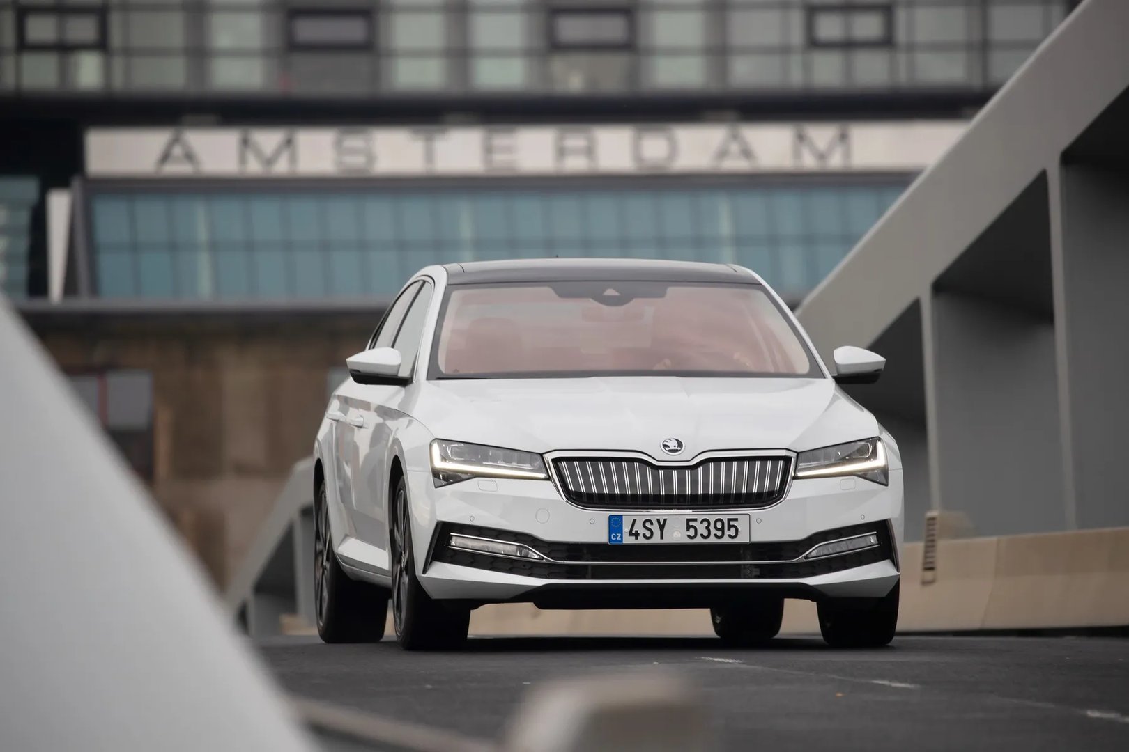 Skoda_Superb_3_generation_restyling__Liftback__6.jpg