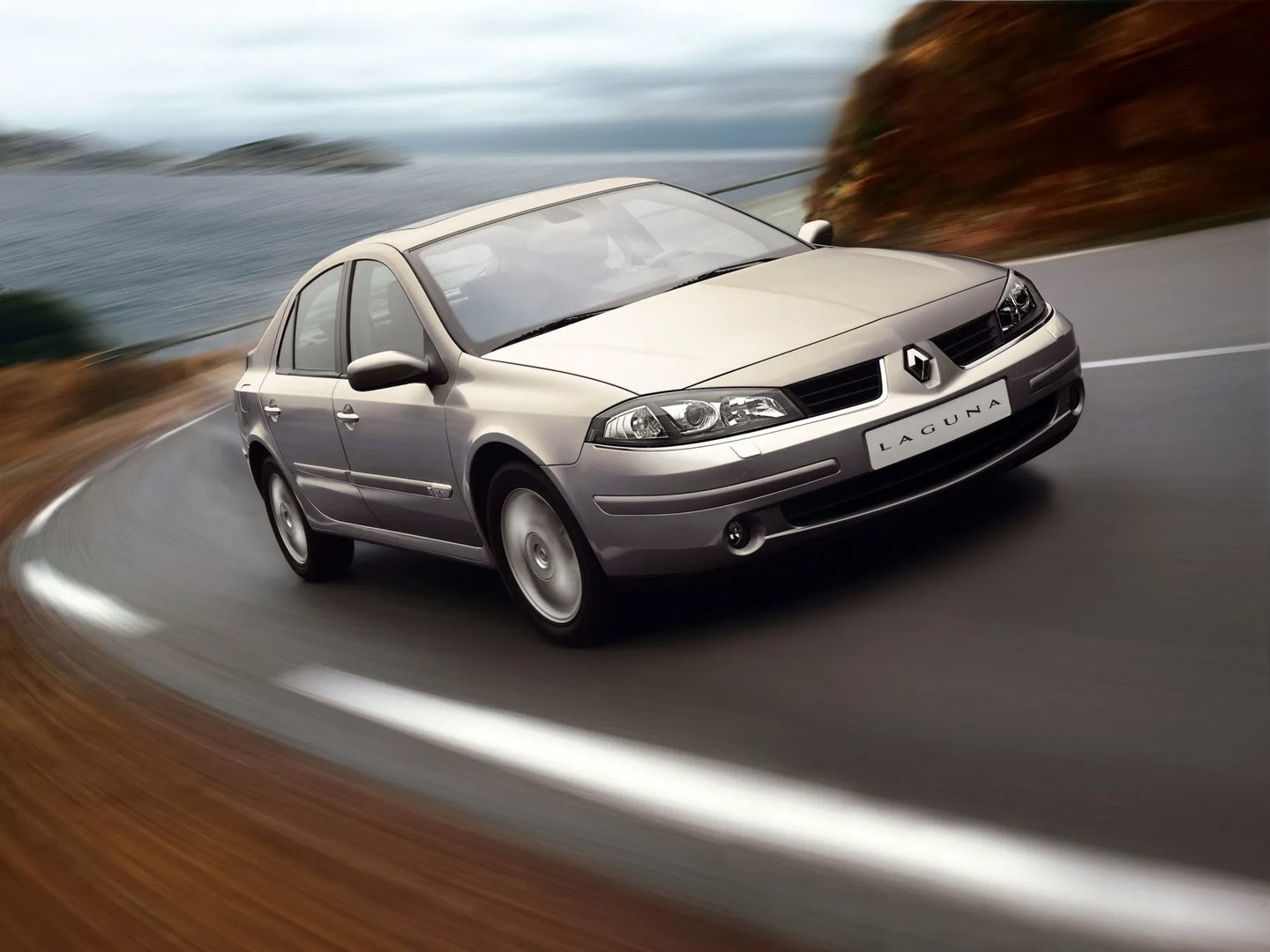 Renault_Laguna_2_generation_restyling__Liftback__2.jpg