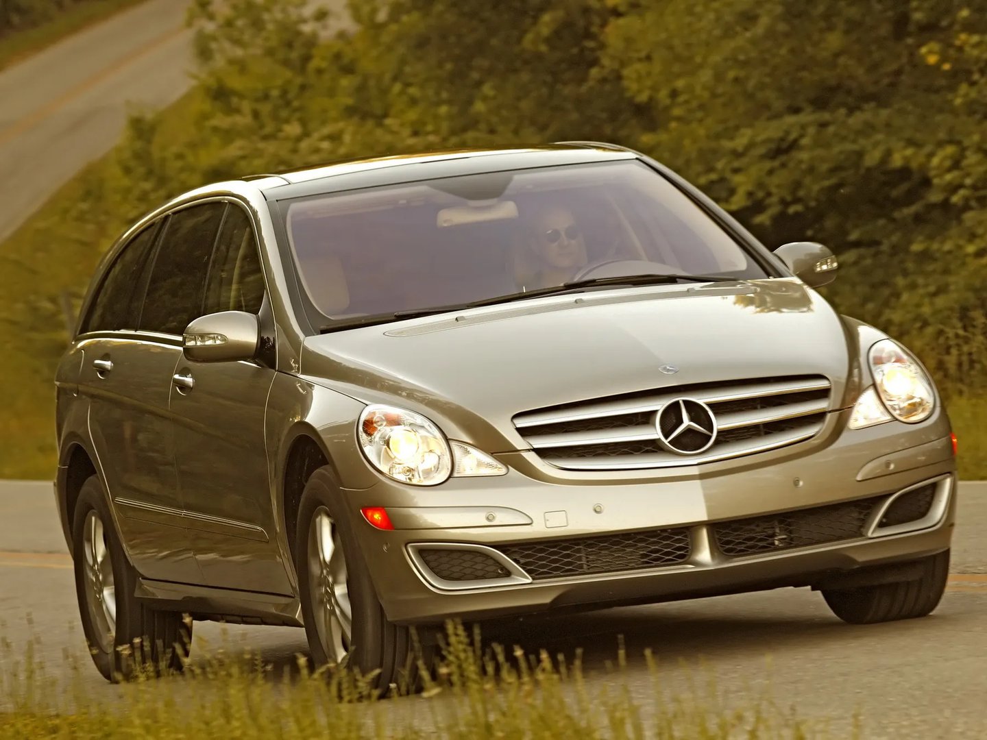 Mercedes_R-Class_1_generation__Minivan__main.jpg