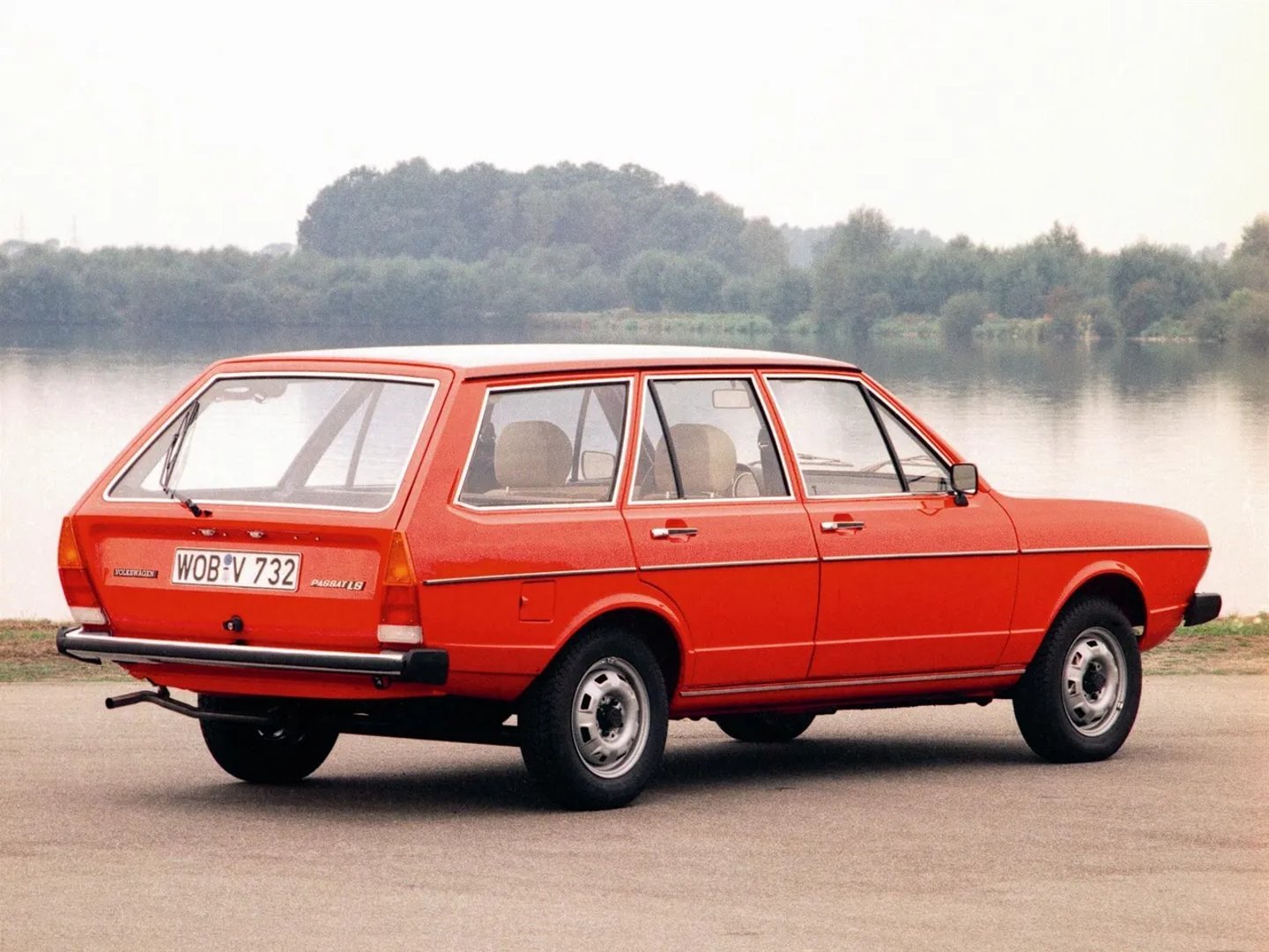 Volkswagen_Passat_1_generation__Estate_5-door__5.jpg