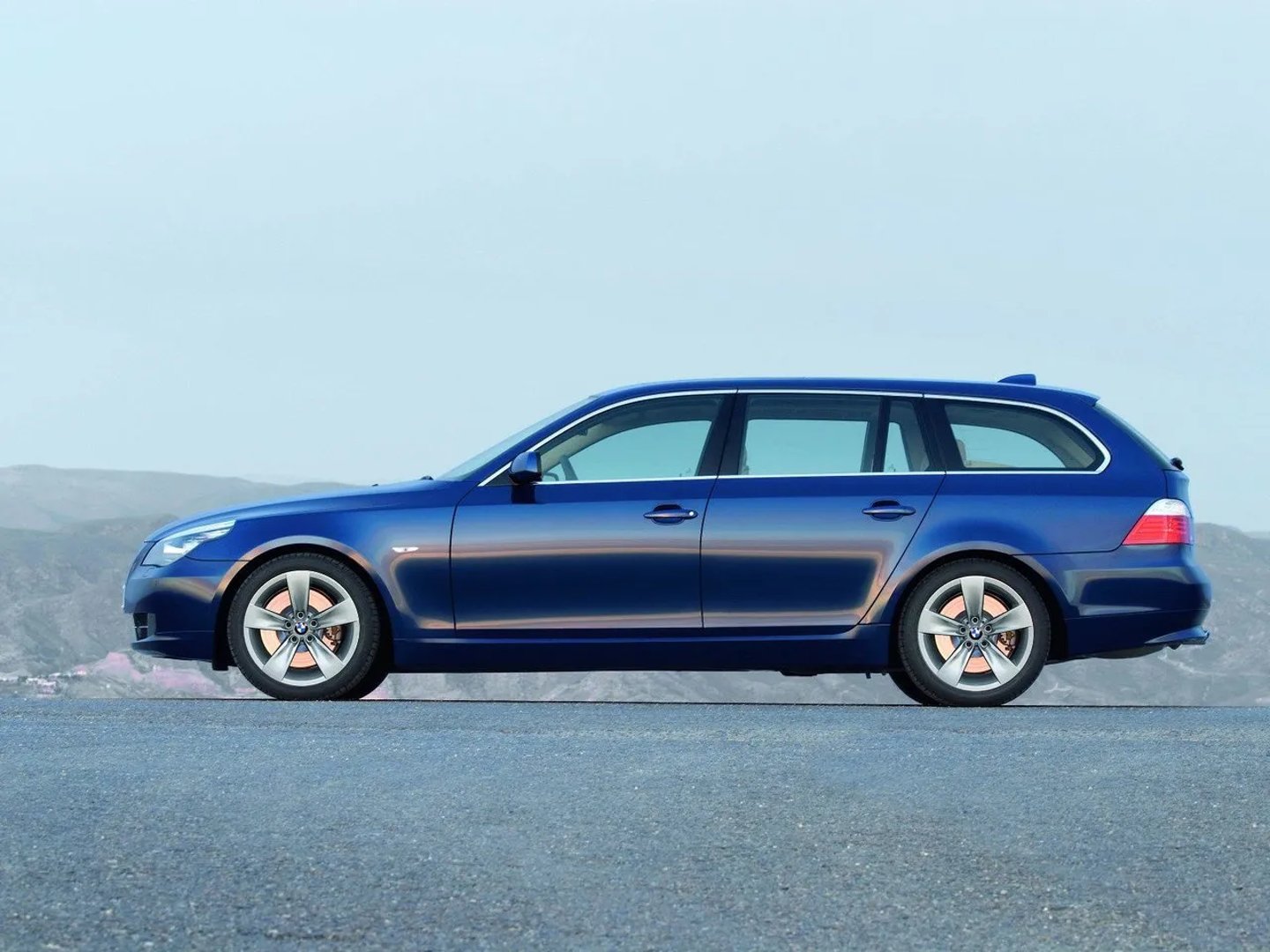 BMW_5_series_5_generation_restyling__Estate_5-door__2.jpg