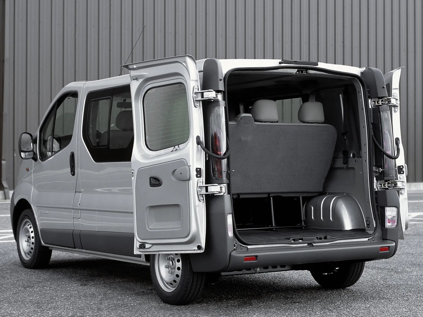 Nissan_Primastar_1_generation__Minivan__2.jpg