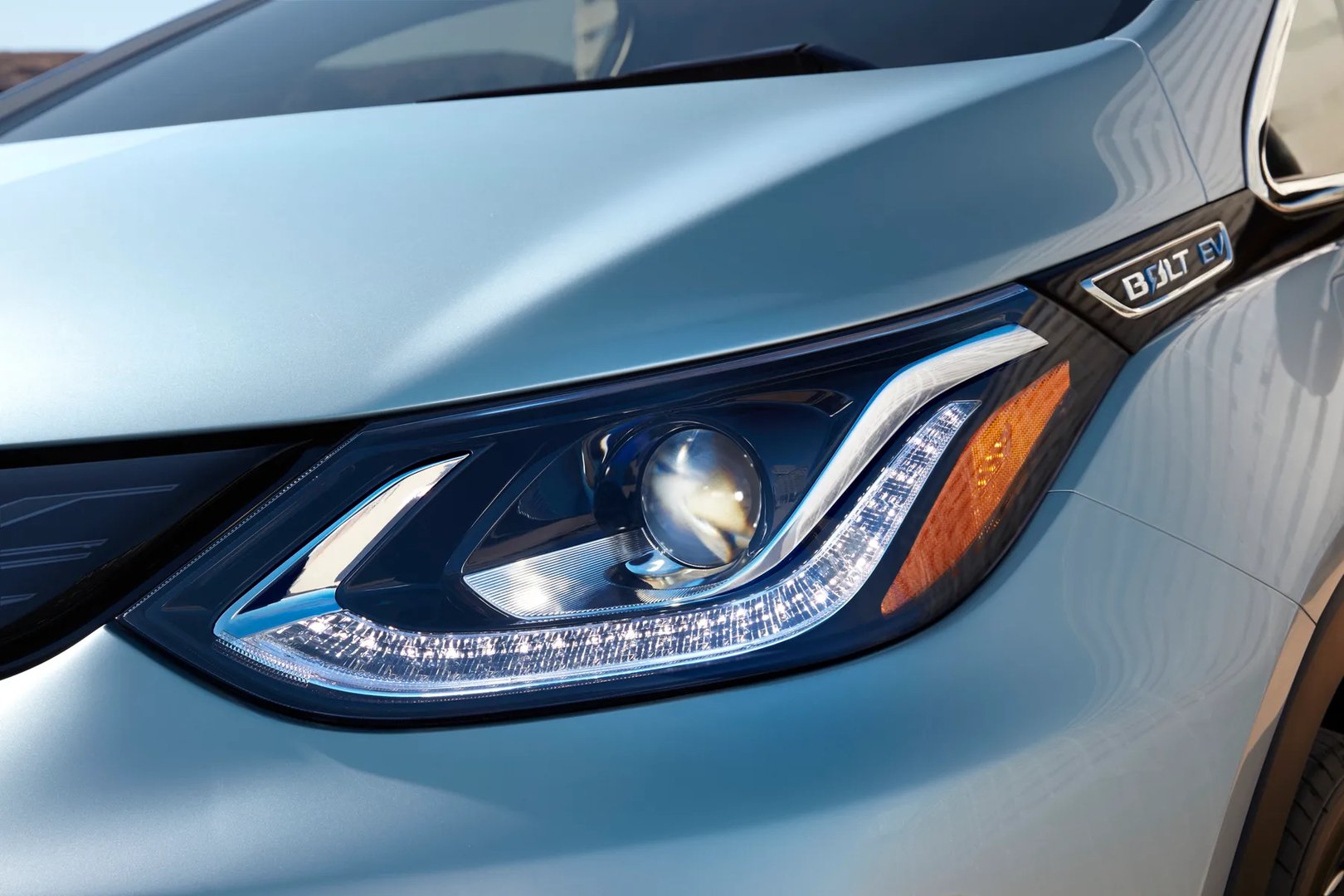 Chevrolet_Bolt_1_generation__Hatchback_5-door__12.jpg