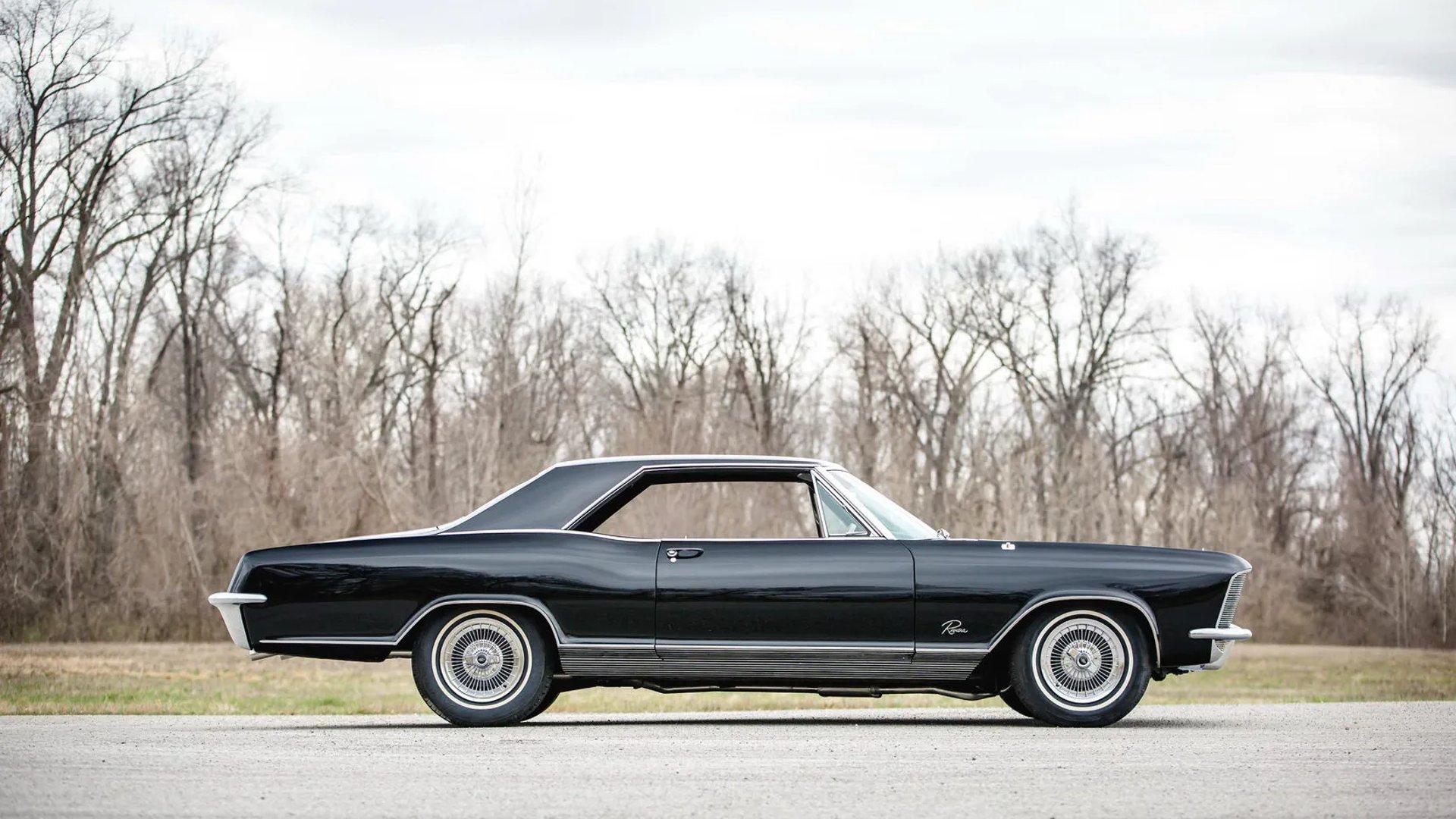 Buick_Riviera_1_generation__Sedan_2-doors__12.jpg
