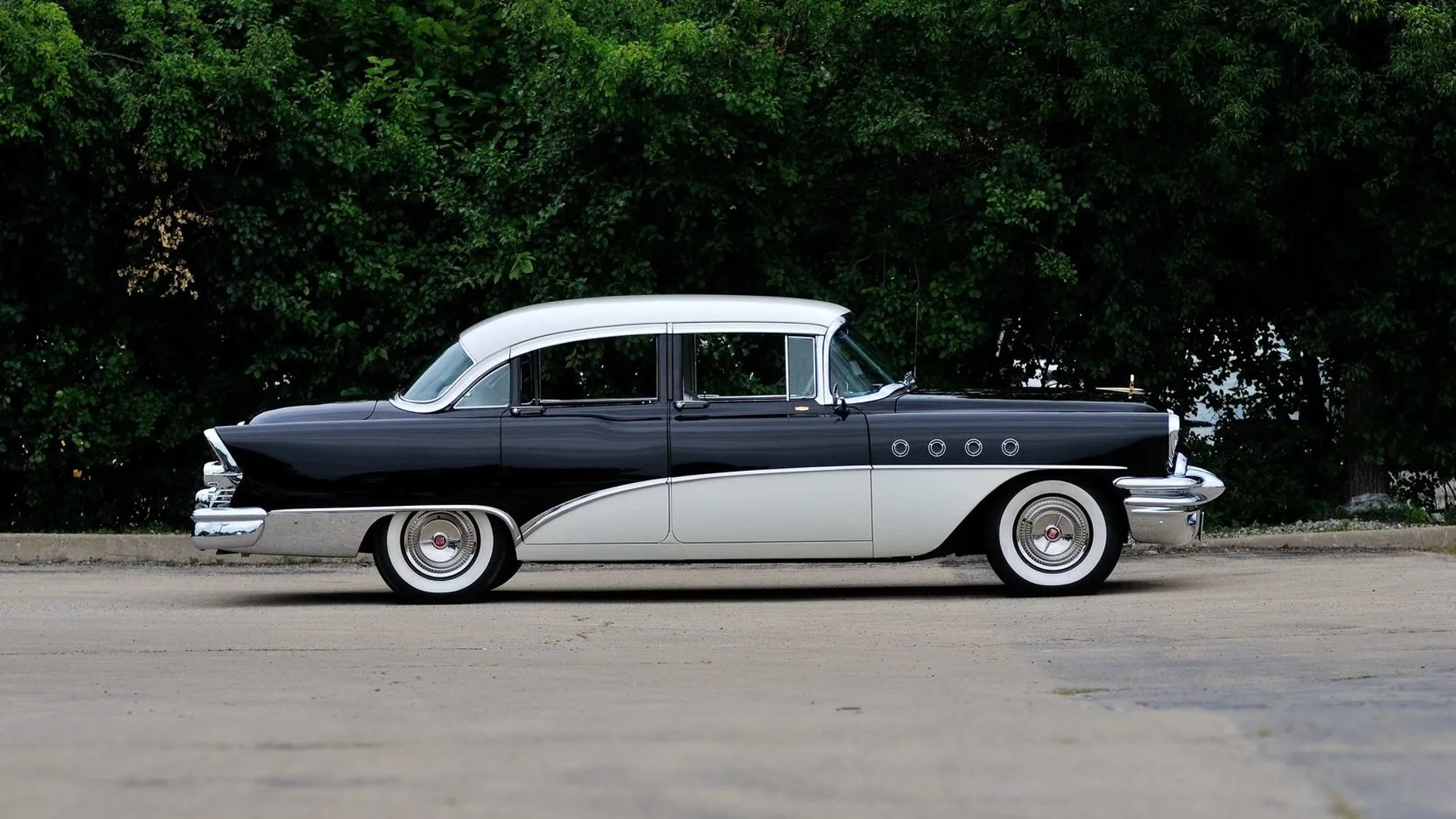 Buick_Roadmaster_6_generation__Sedan__4.jpg
