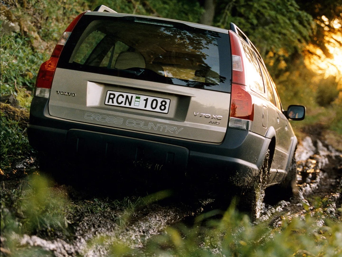 Volvo_XC70_1_generation__Estate_5-door__2.jpg
