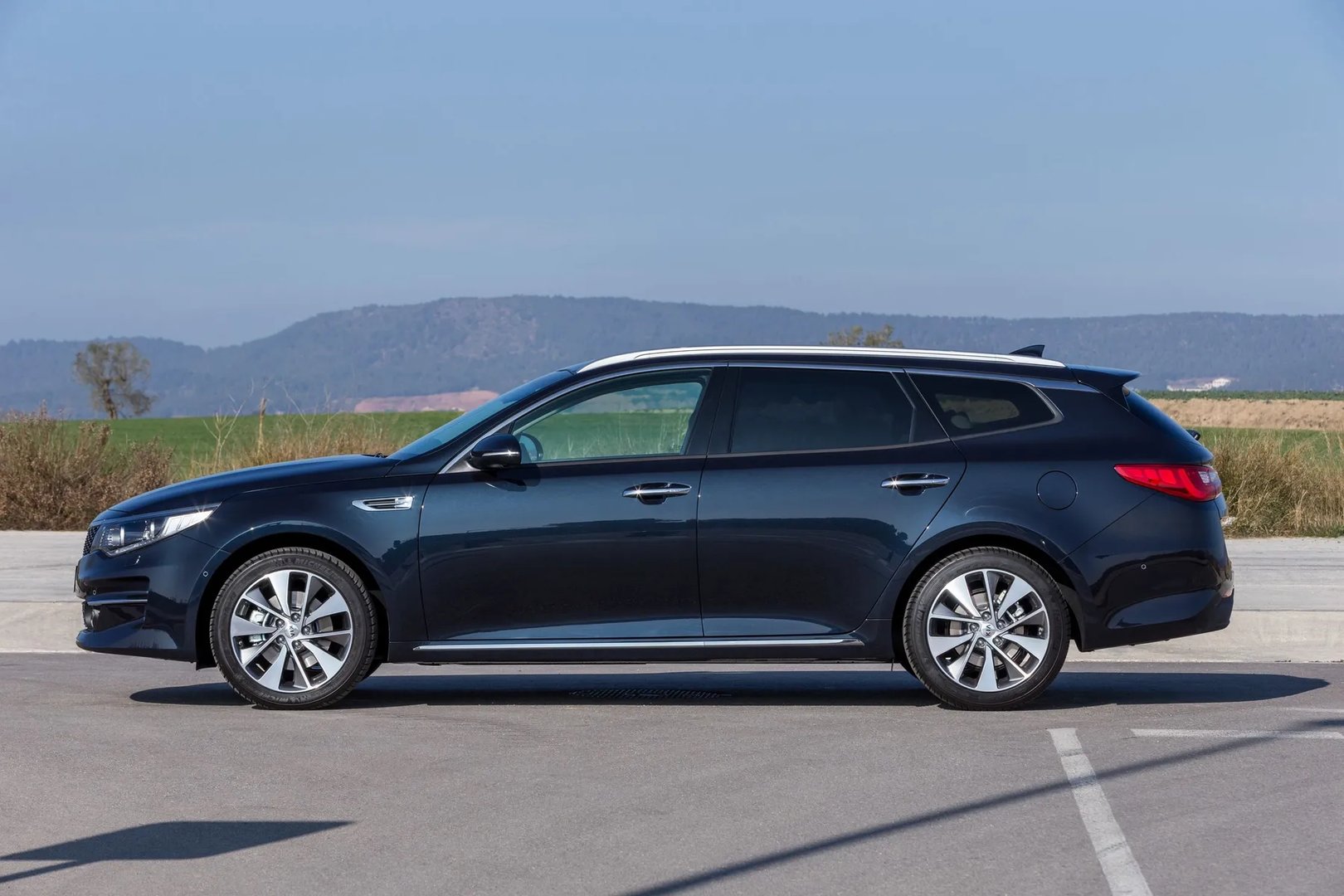 Kia_Optima_4_generation__Estate_5-door__7.jpg