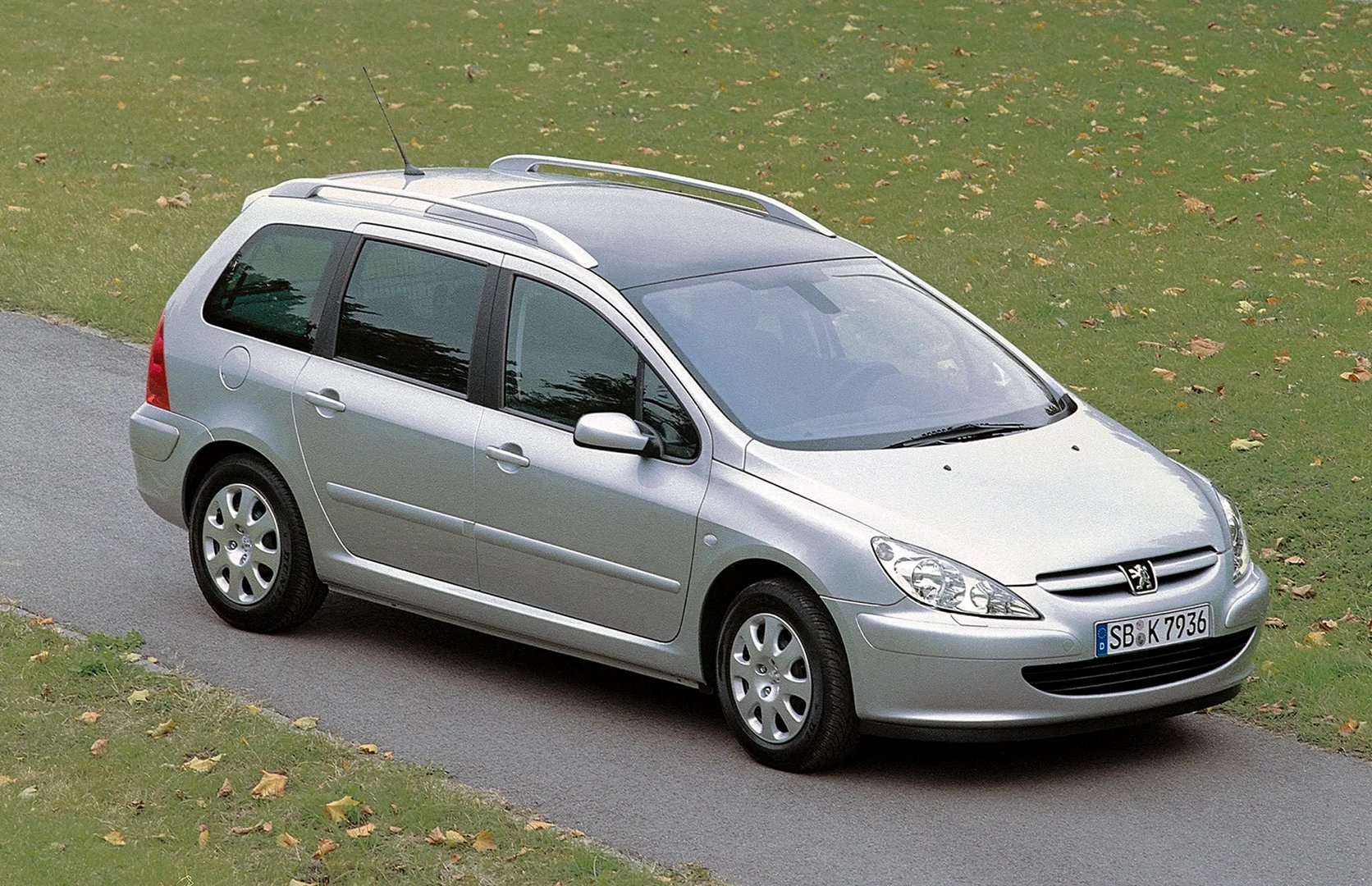 Peugeot_307_1_generation__Estate_5-door__5.jpg