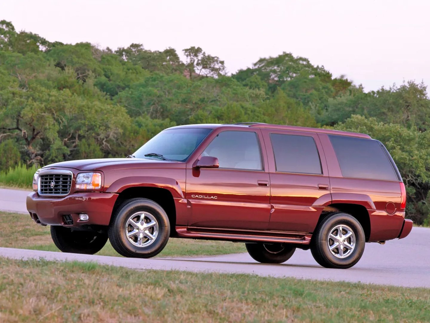 Cadillac_Escalade_1_generation__SUV_5-doors__3.jpg