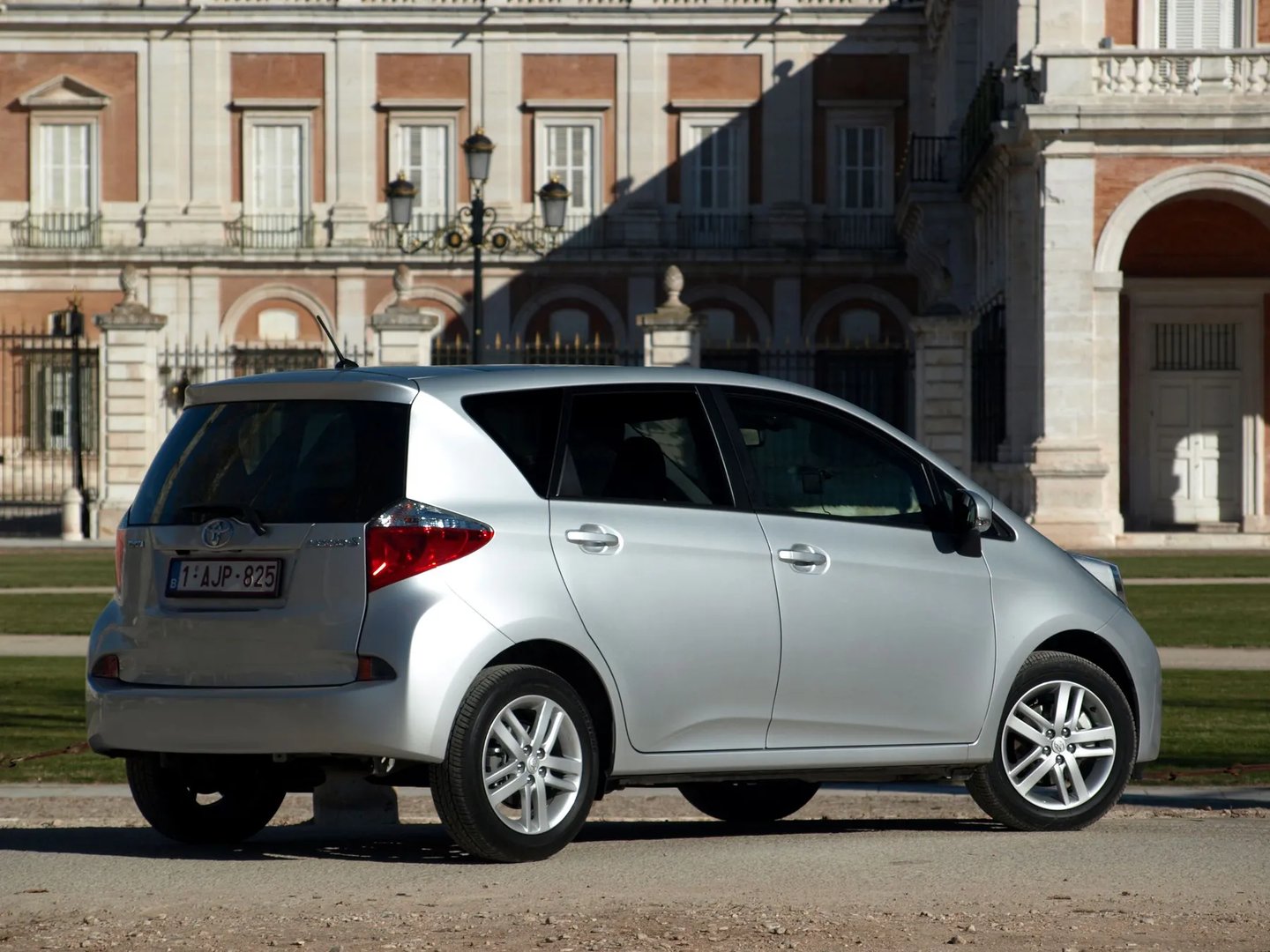 Toyota_Space_Verso_1_generation__Mini_5-doors__6.jpg