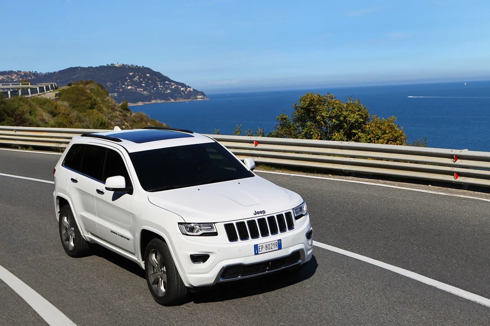 Jeep_Grand_Cherokee_4_generation__SUV_5-doors__1.jpg