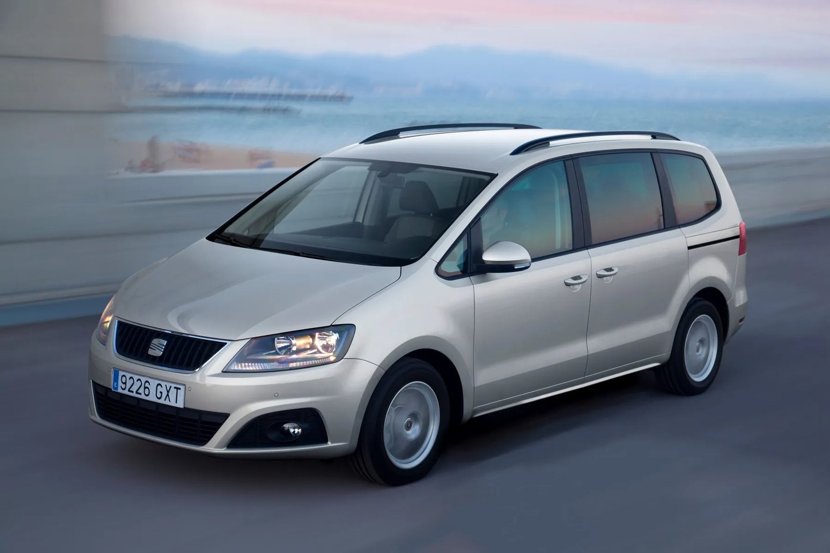 SEAT_Alhambra_2_generation__Minivan__10.jpg