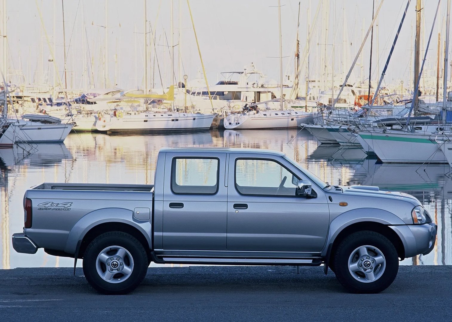 Nissan_Navara_2_generation__Pickup_double-cab__10.jpg