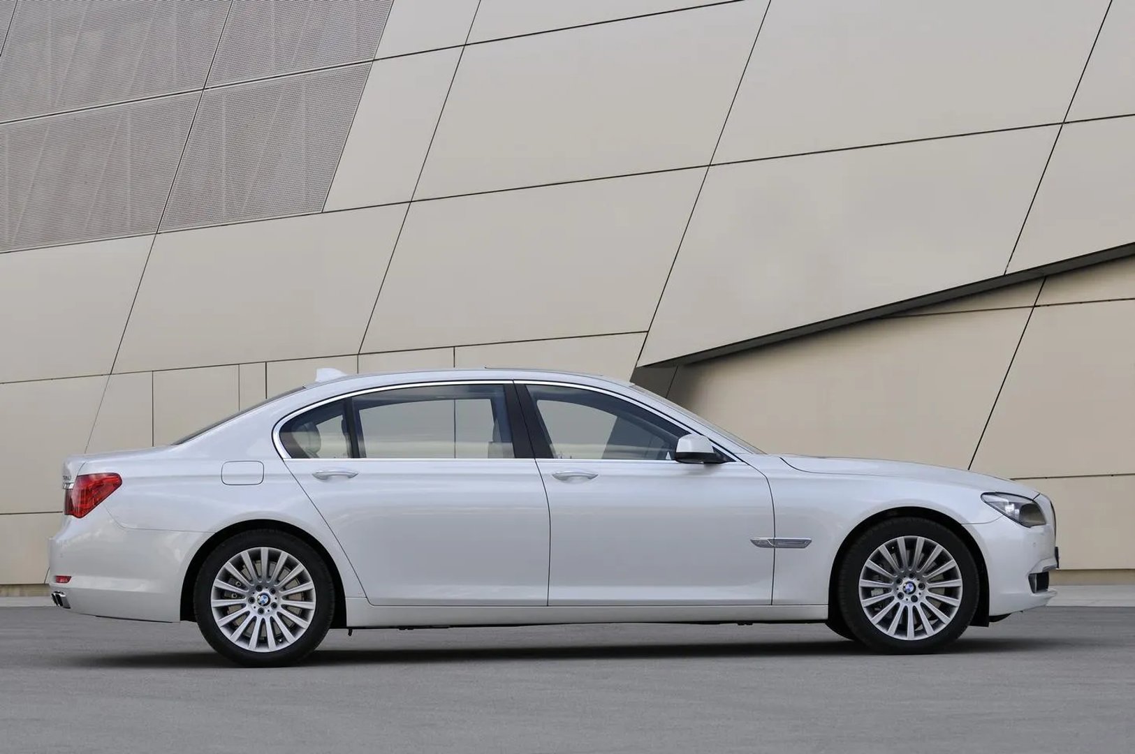 BMW_7_series_5_generation__Sedan__1.jpg