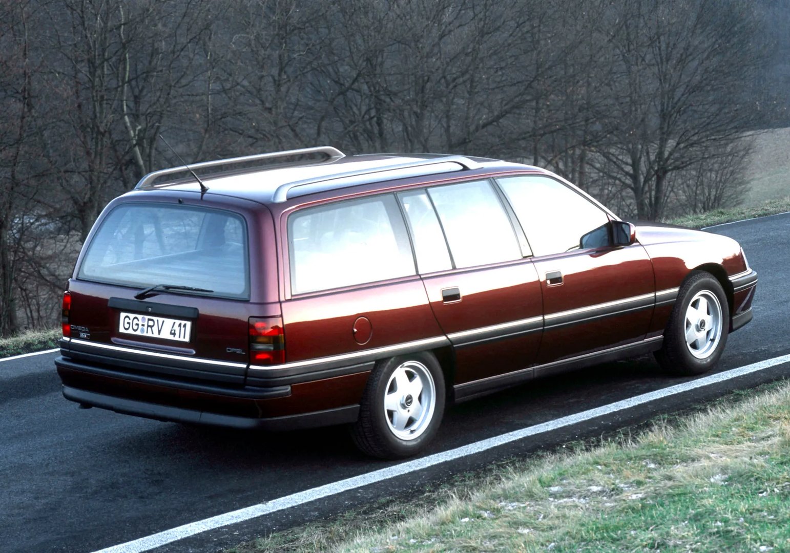 Opel_Omega_1_generation__Estate_5-door__2.jpg