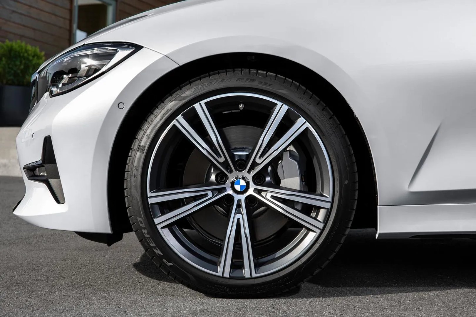 BMW_3_series_7_generation__Sedan__6.jpg