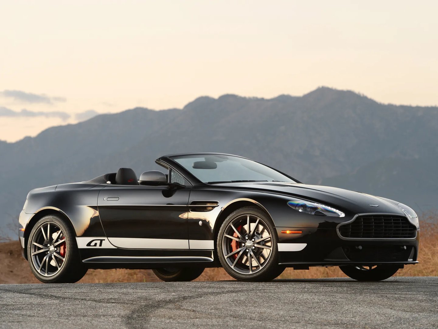 Aston Martin_Vantage_3_generation_restyling_2__Roadster__1.jpg