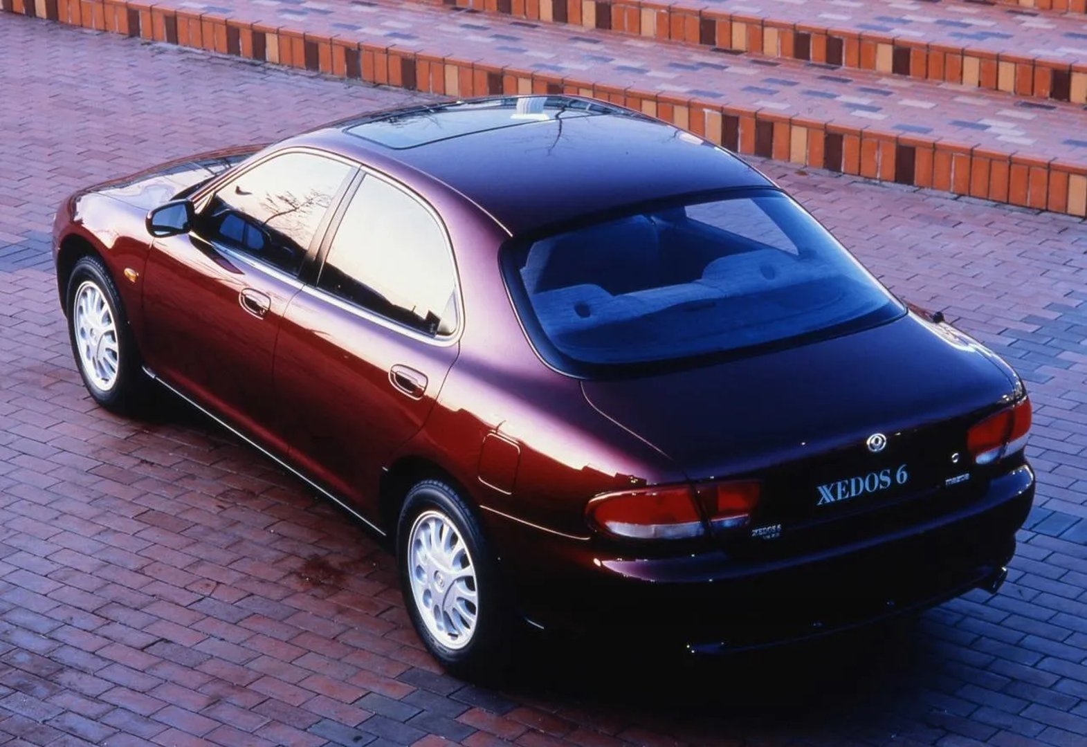 Mazda_Xedos_6_1_generation__Sedan__3.jpg
