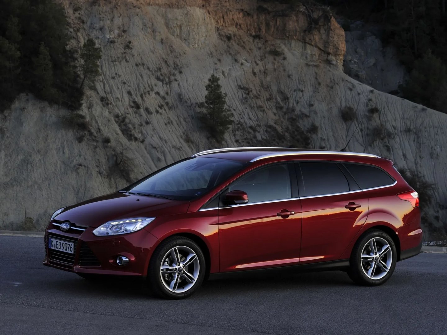Ford_Focus_3_generation__Estate_5-door__2.jpg