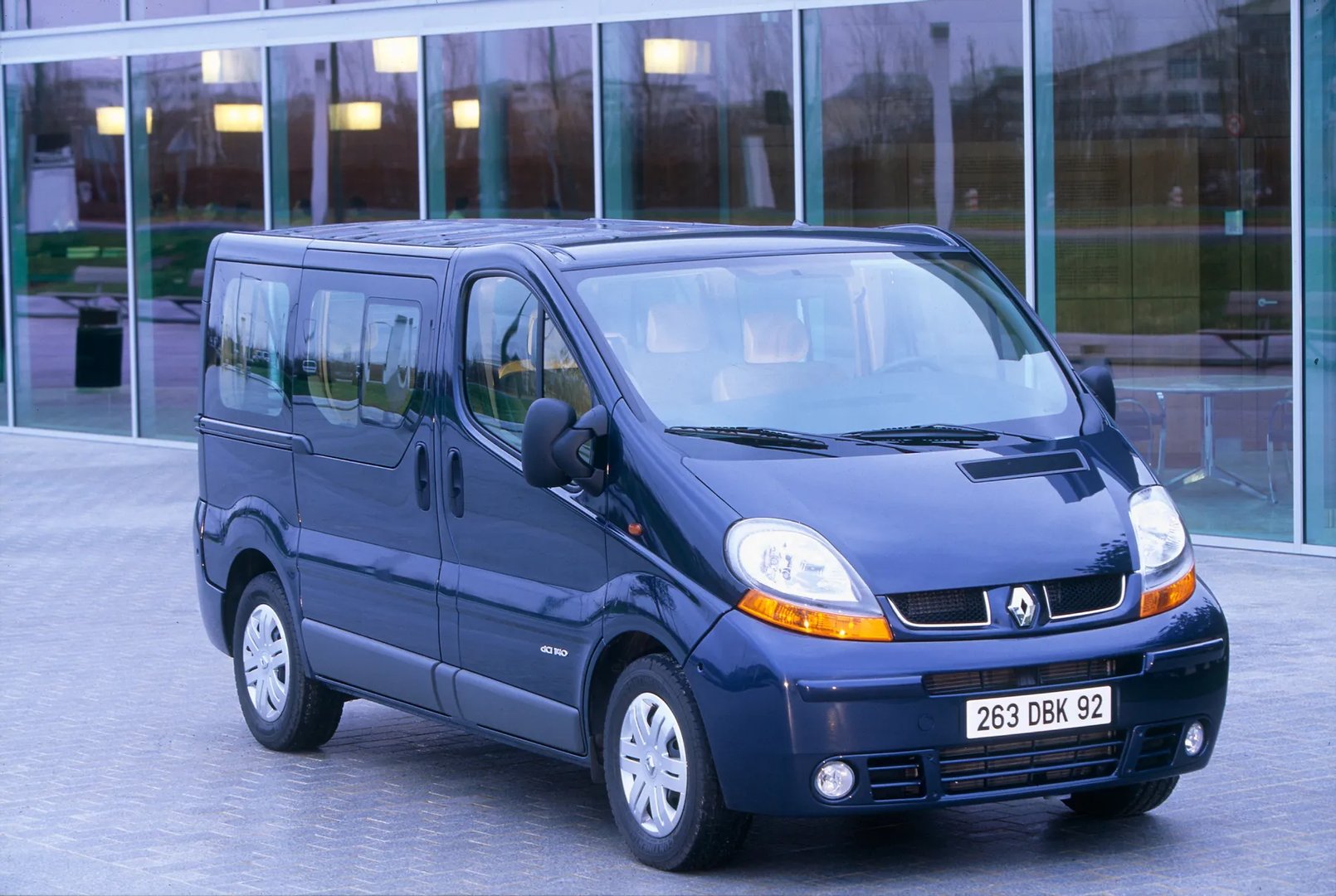 Renault_Trafic_2_generation__Minivan__8.jpg