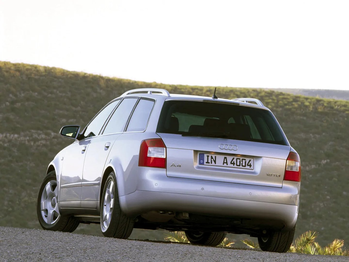 Audi_A4_2_generation__Estate_5-door__2.jpg
