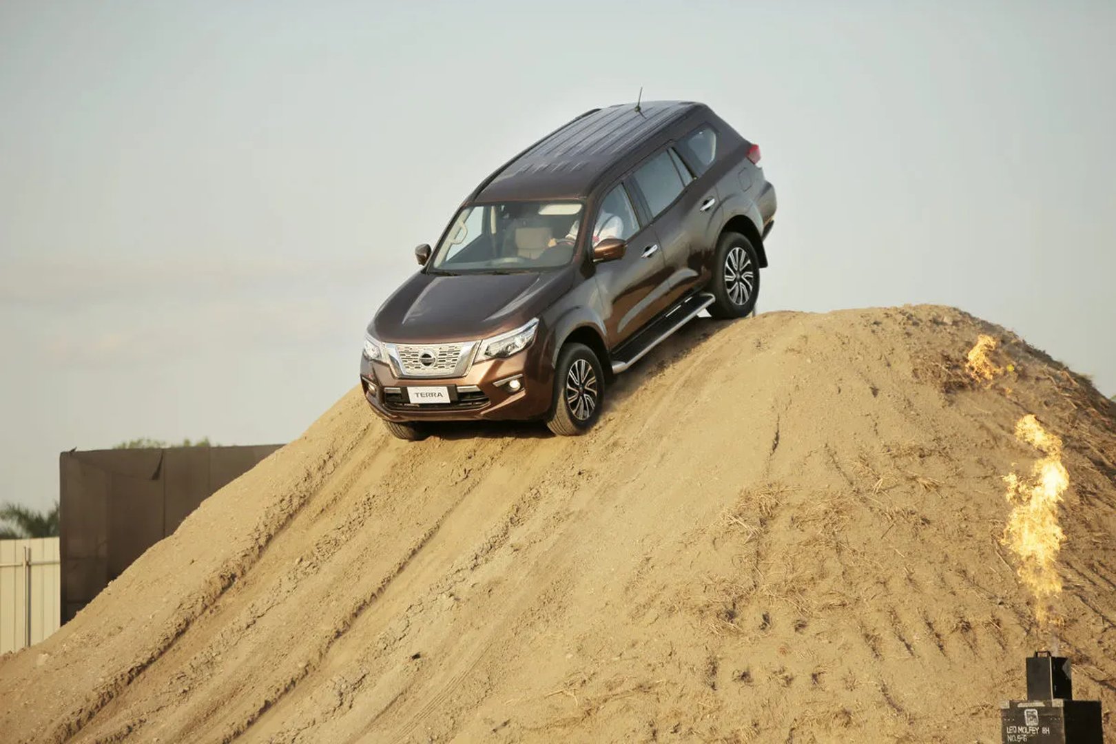 Nissan_Terra_1_generation__SUV_5-doors__3.jpg