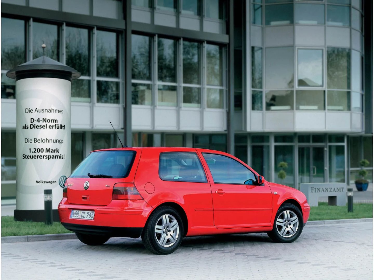 Volkswagen_Golf_4_generation__Hatchback_3-door__8.jpg
