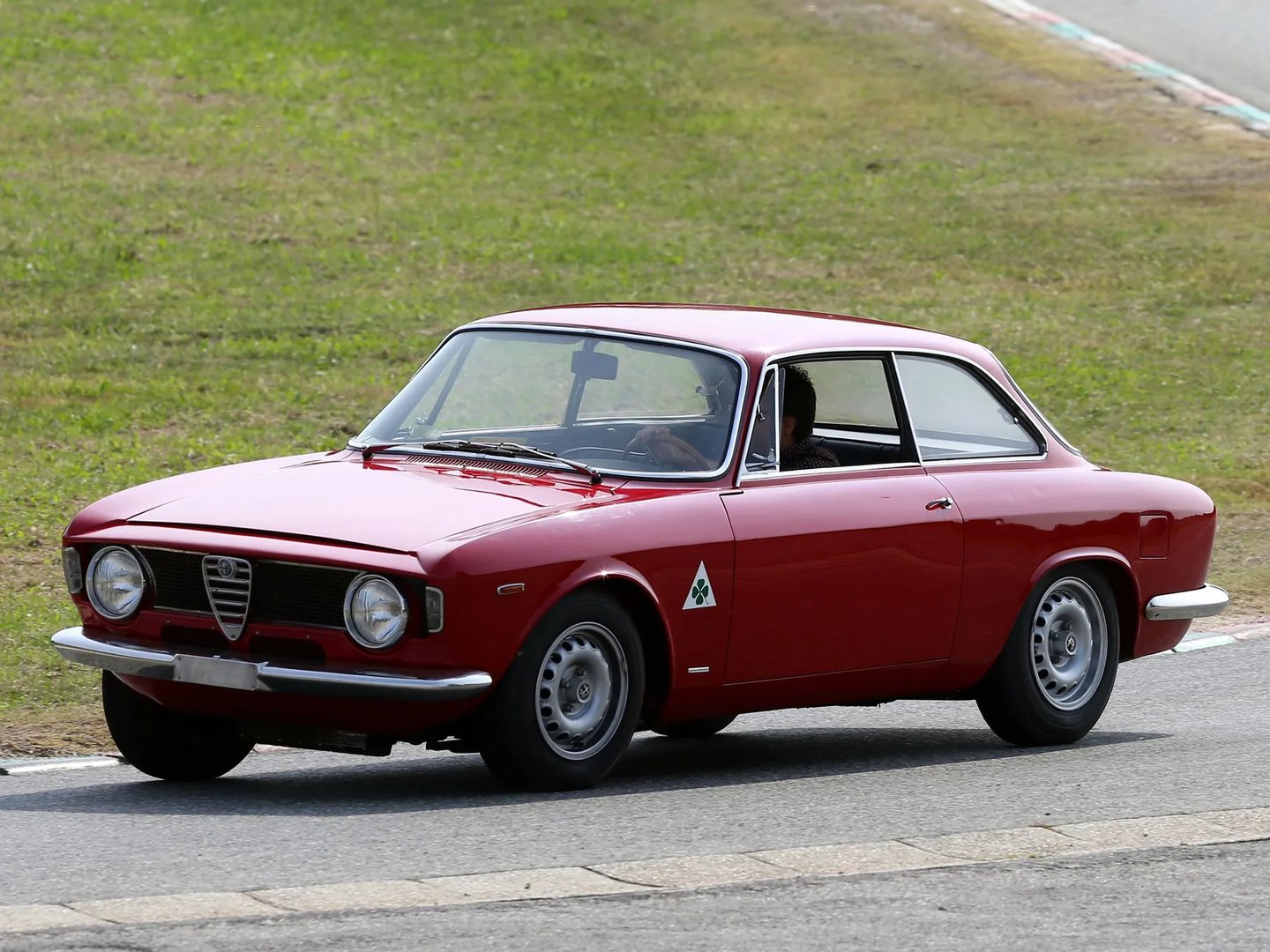 Alfa Romeo_Giulia_1_generation__Coupe__4.jpg