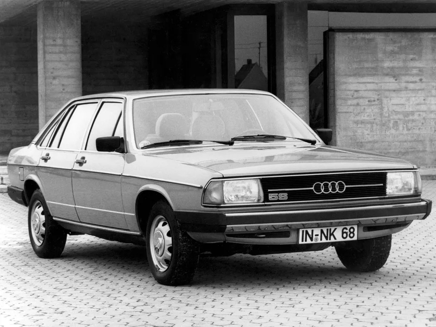 Audi_100_2_generation__Sedan__4.jpg