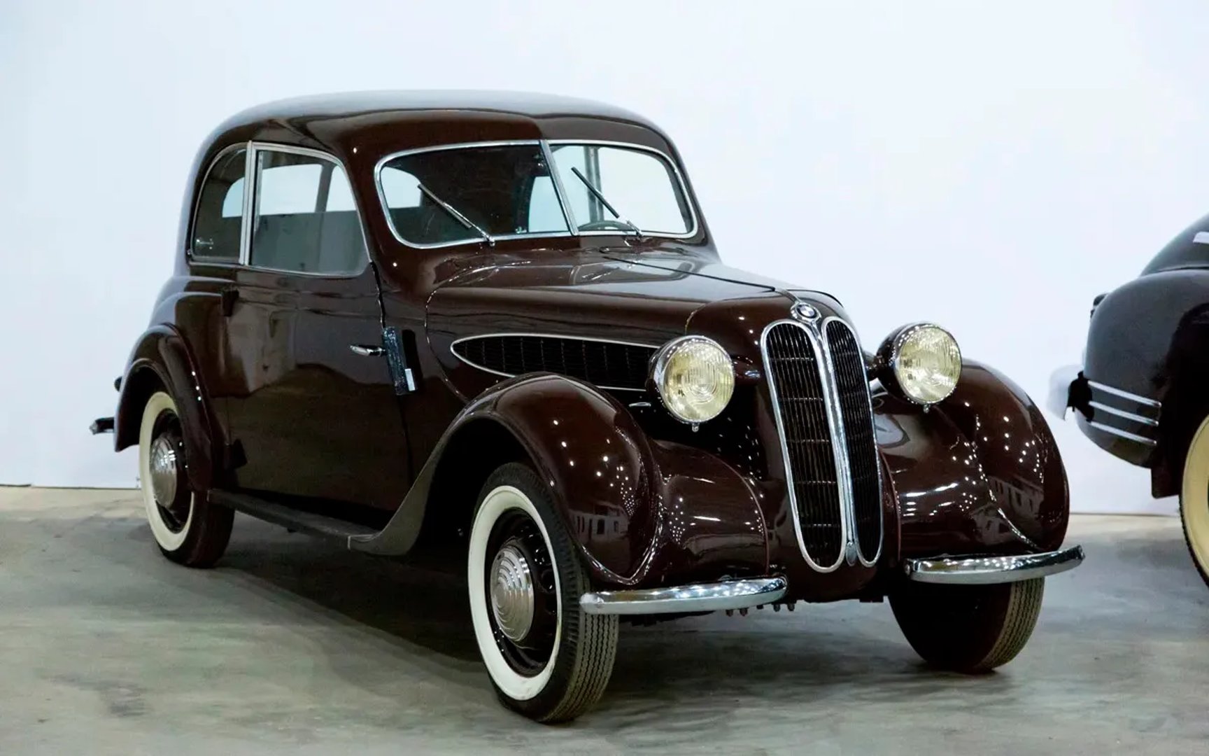 BMW_321_1_generation__Sedan_2-doors__4.jpg