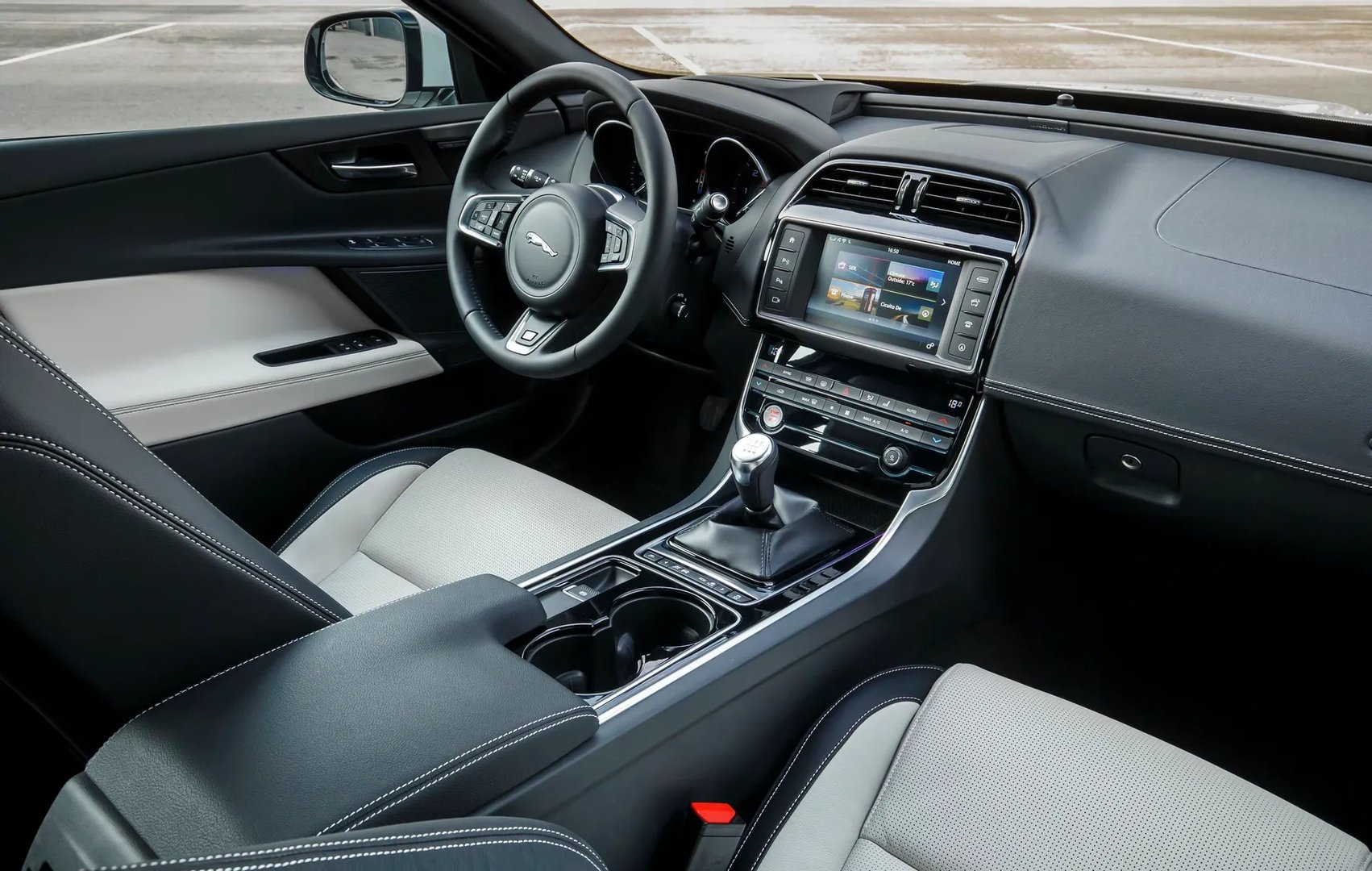 Jaguar_XE_1_generation__Sedan__13.jpg