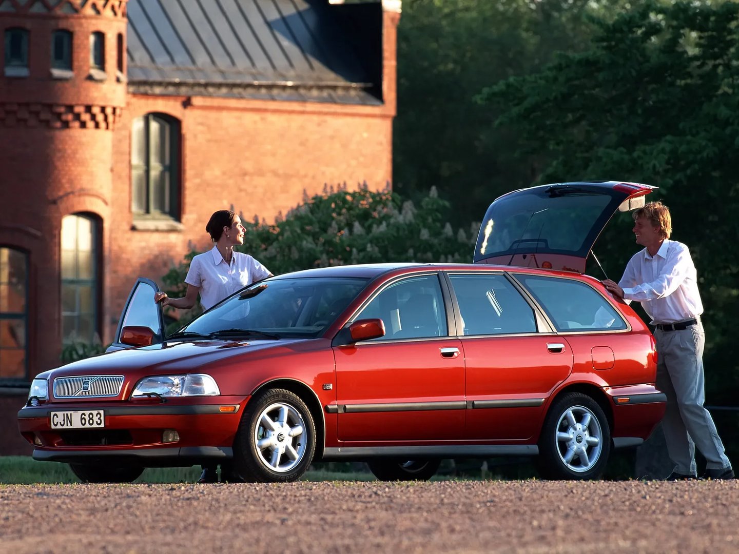 Volvo_V40_1_generation__Estate_5-door__4.jpg