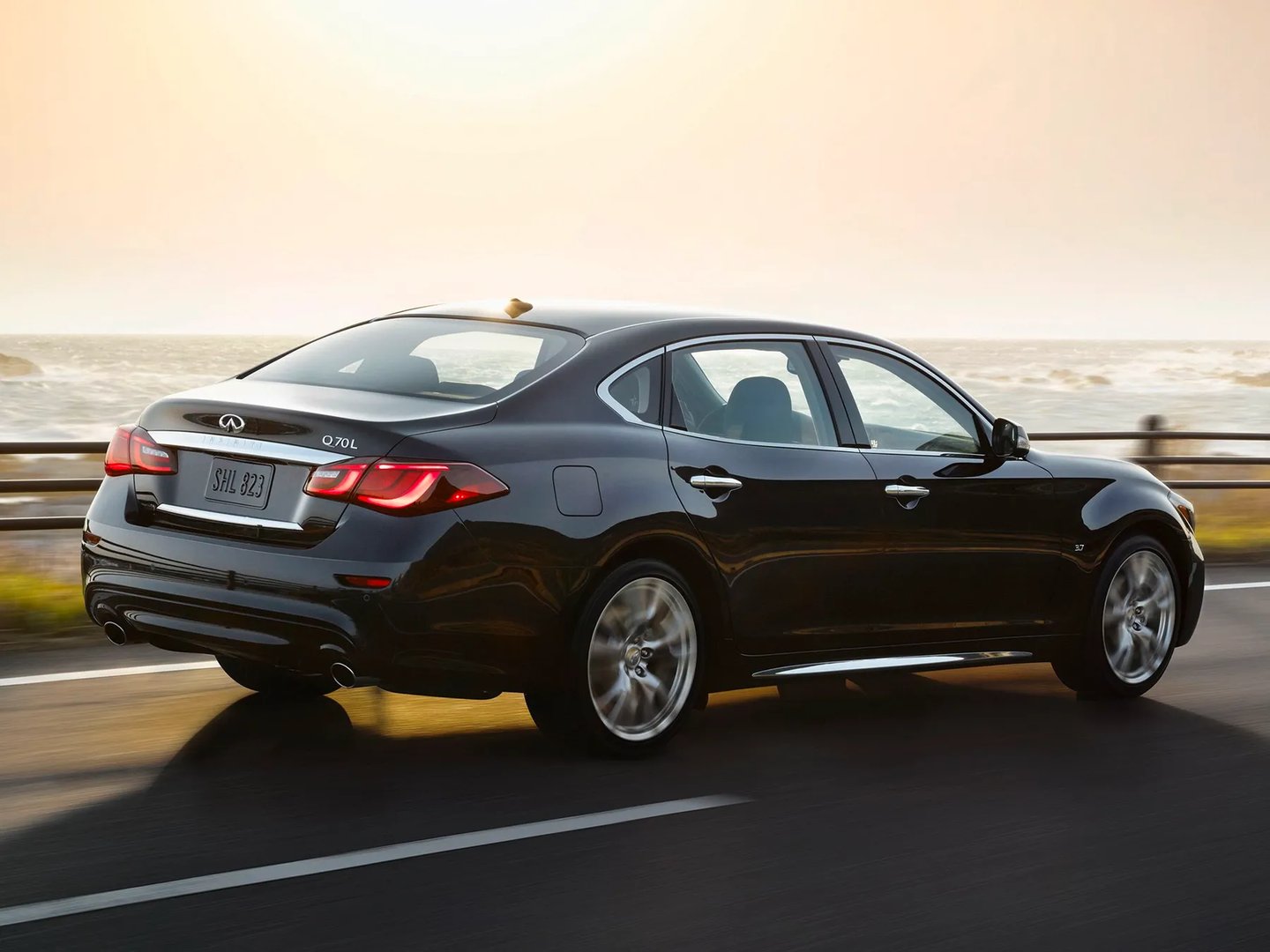 Infiniti_Q70_1_generation_restyling__Sedan_Long__9.jpg