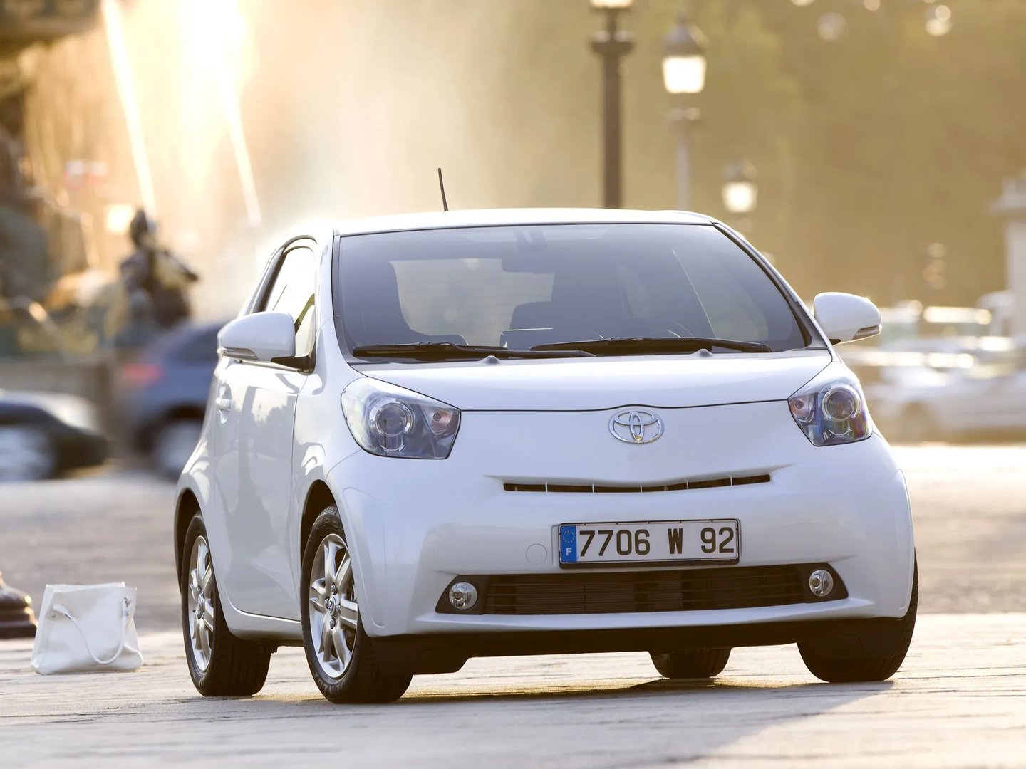 Toyota_iQ_1_generation__Mini_3-doors__8.jpg