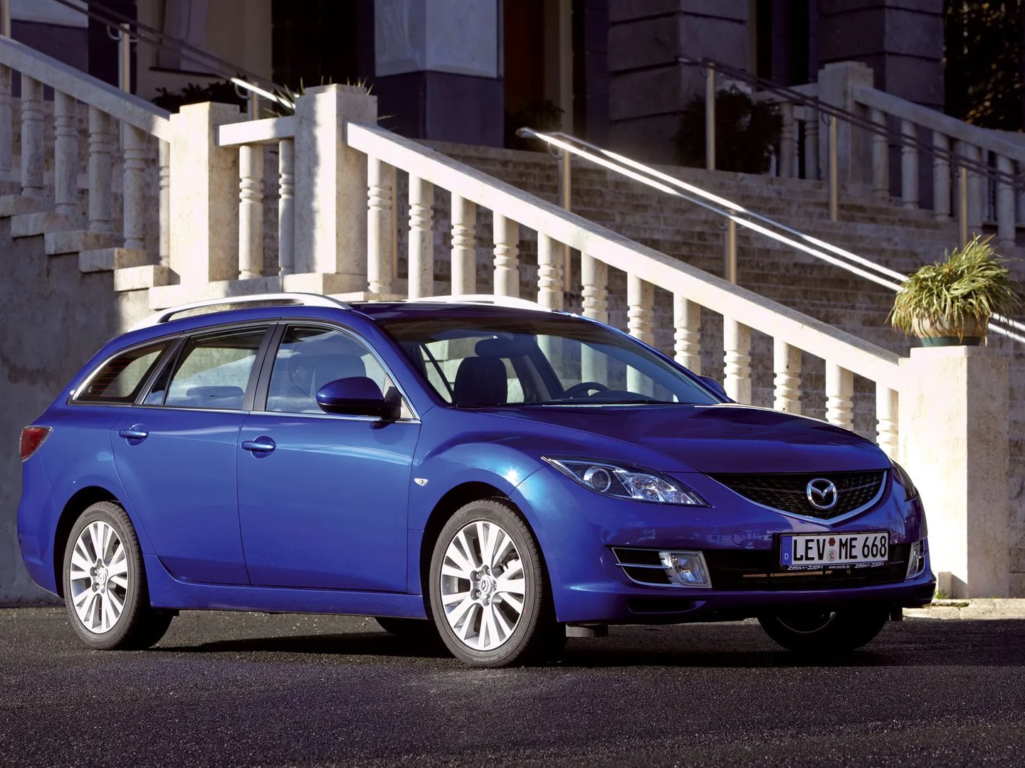 Mazda_6_2_generation__Estate_5-door__3.jpg