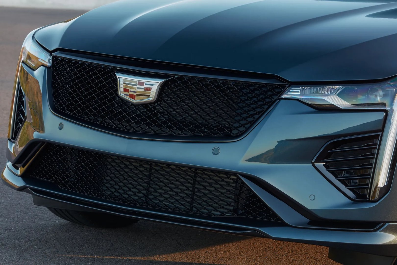 Cadillac_CT4-V_1_generation__Sedan__12.jpg