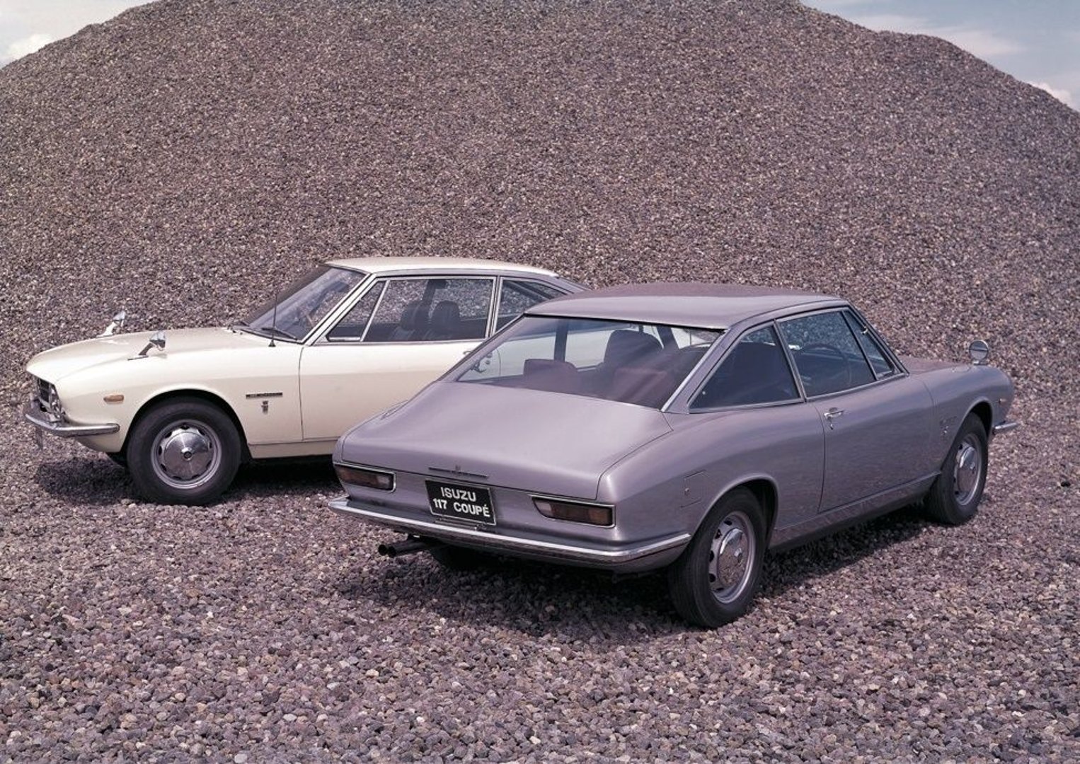 isuzu_117_1_generation__Coupe__22.jpg