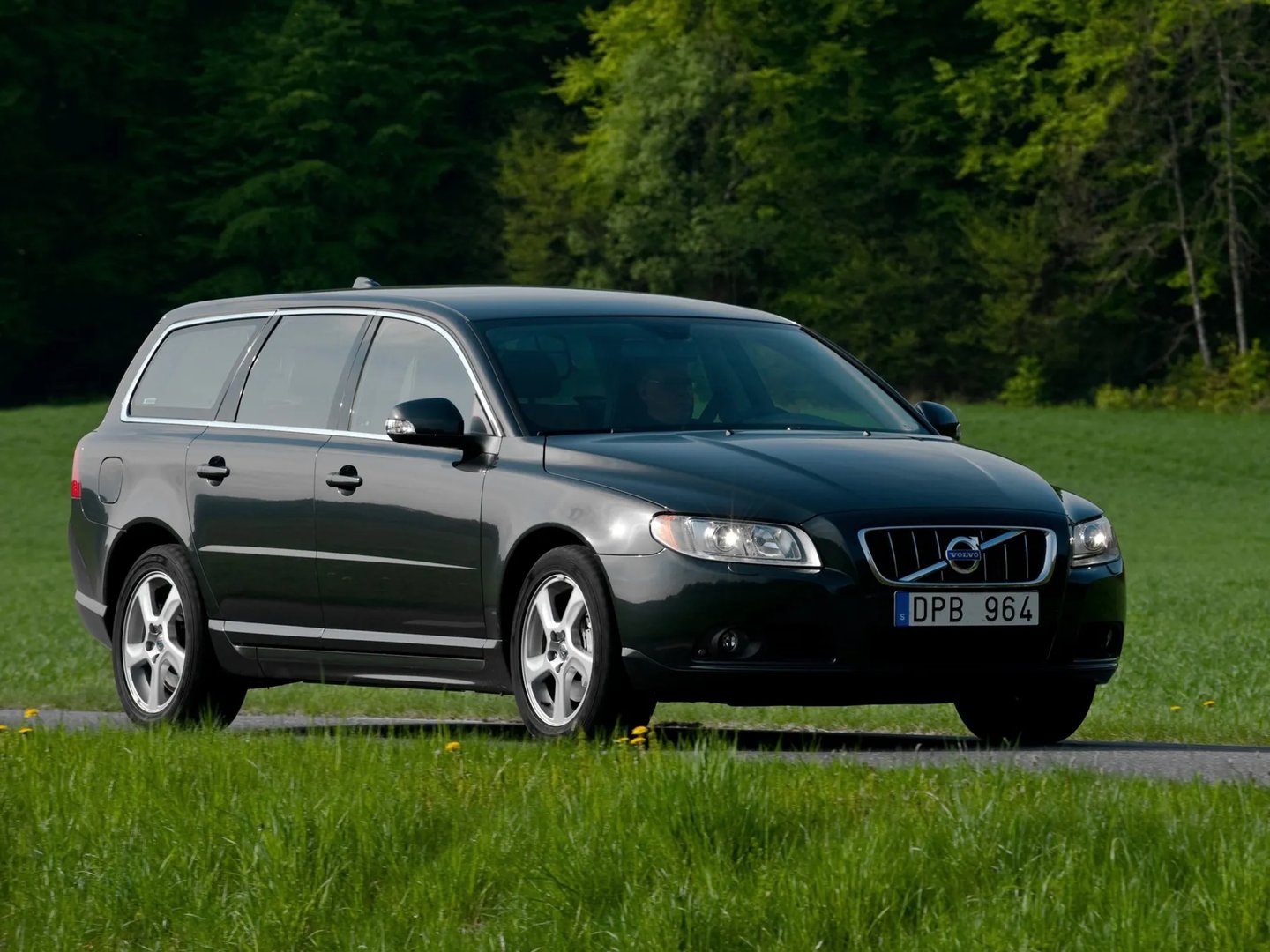 Volvo_V70_3_generation__Estate_5-door__2.jpg