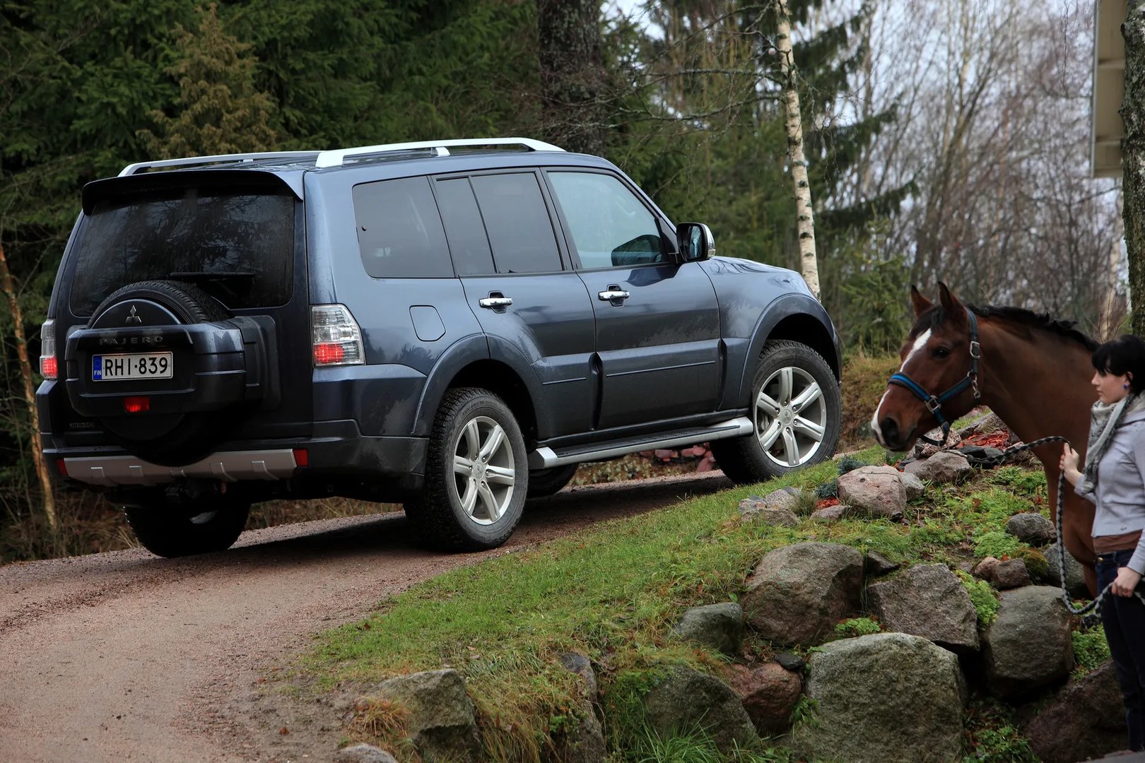 Mitsubishi_Pajero_4_generation__SUV_5-doors__2.jpg
