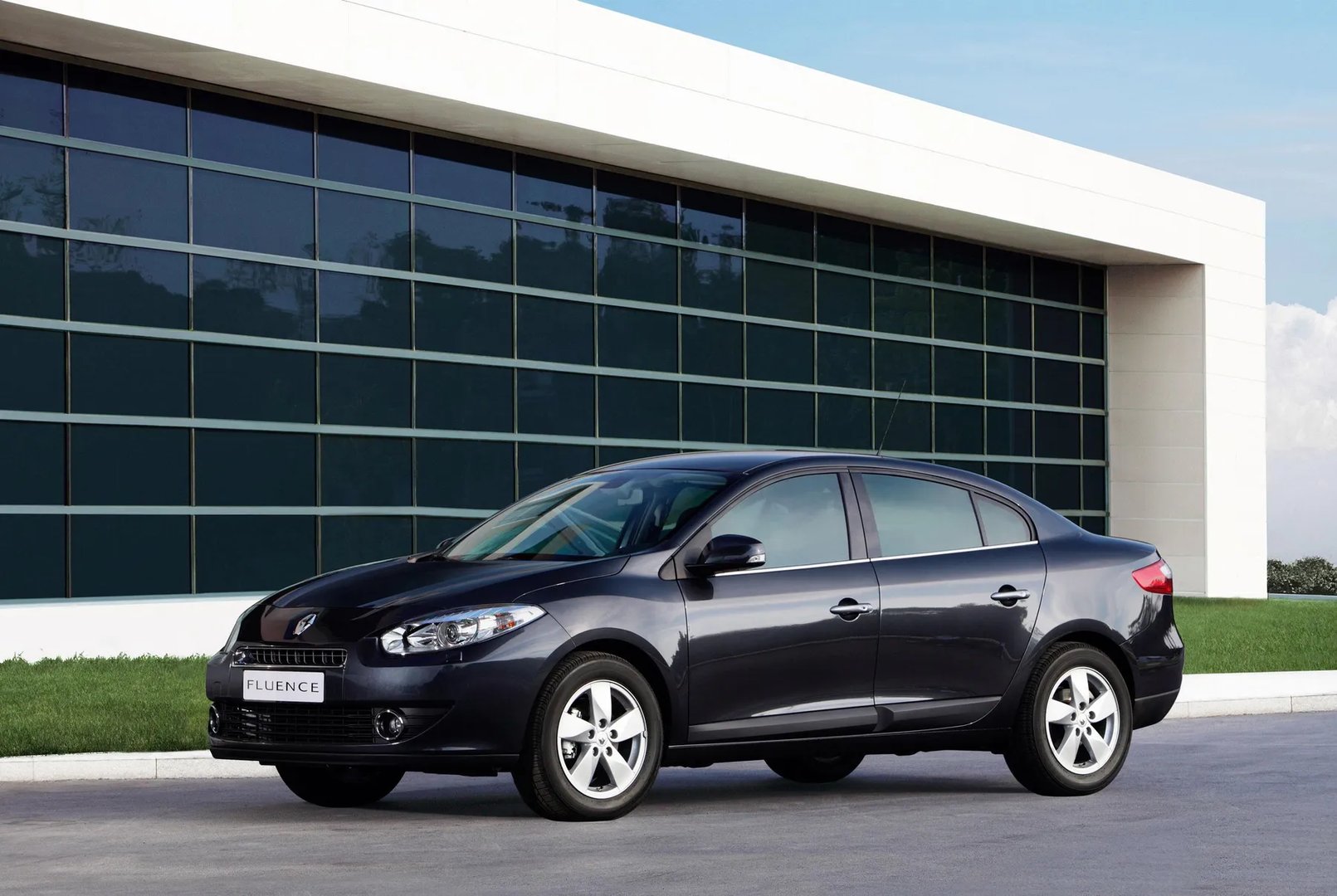 Renault_Fluence_1_generation__Sedan__5.jpg