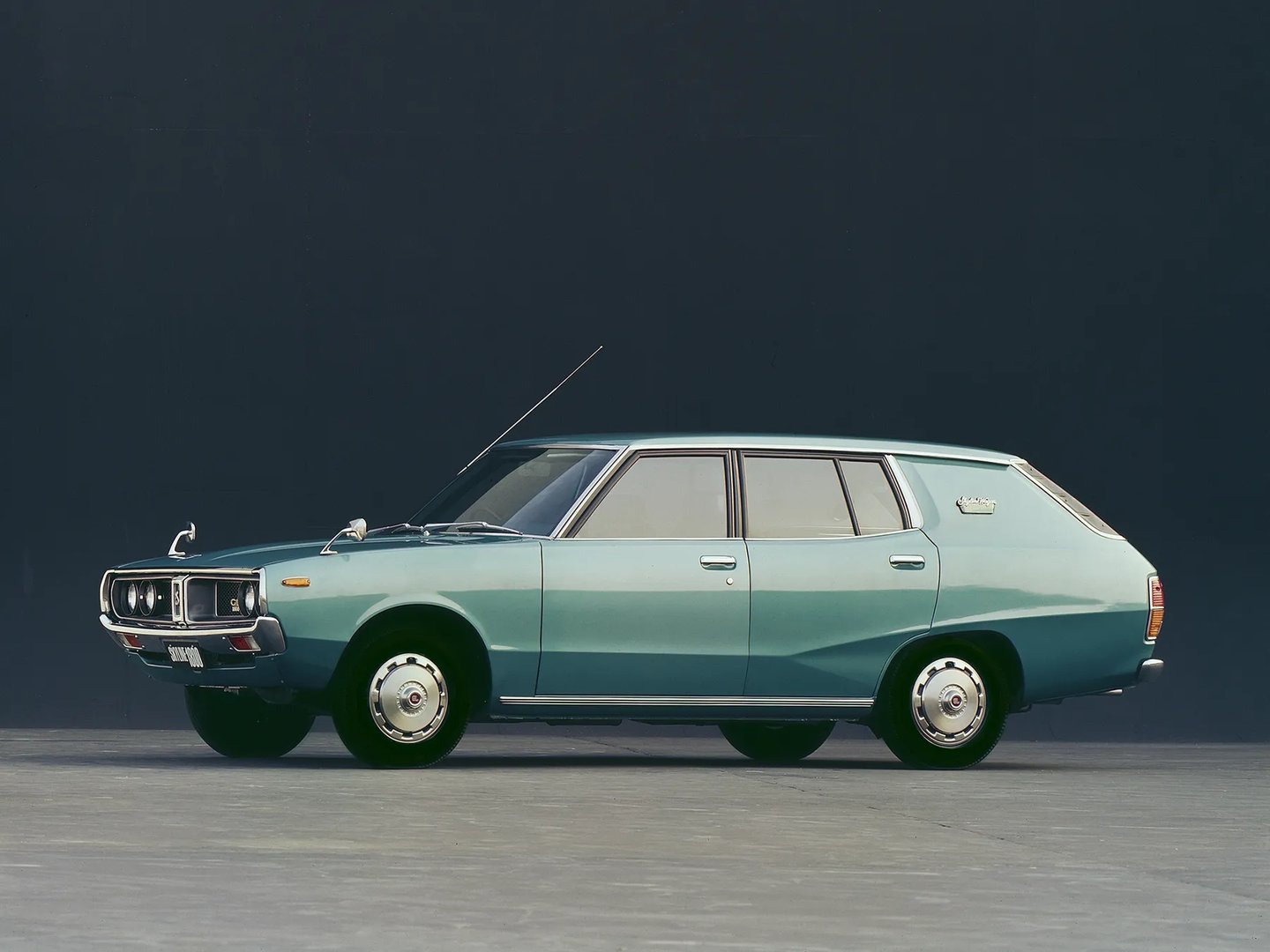 Nissan_Skyline_4_generation__Estate_5-door__5.jpg