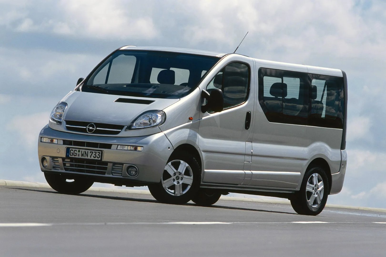 Opel_Vivaro_1_generation__Minivan__9.jpg